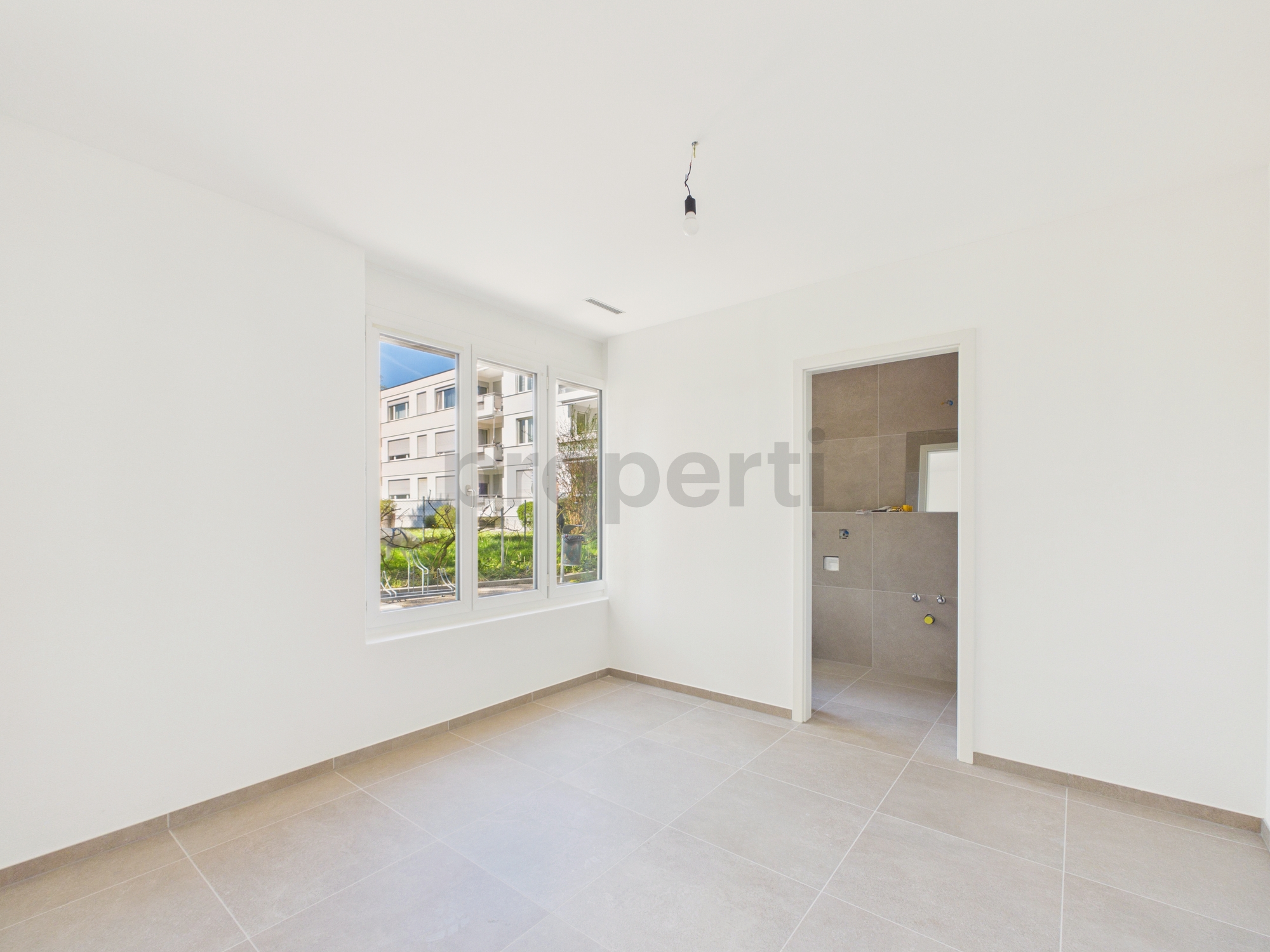 Leerer heller Raum mit Blick ins Badezimmer