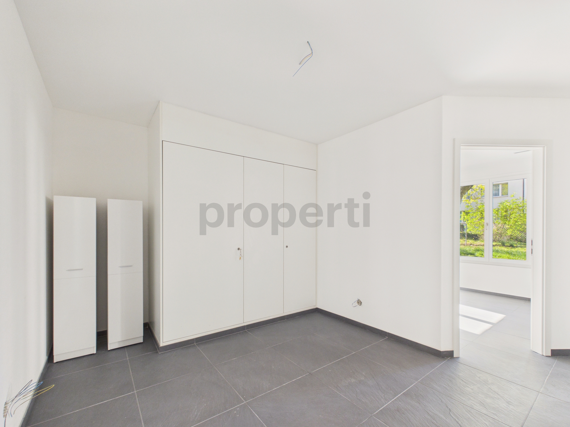 Heller, leerer Raum mit Einbauschrank