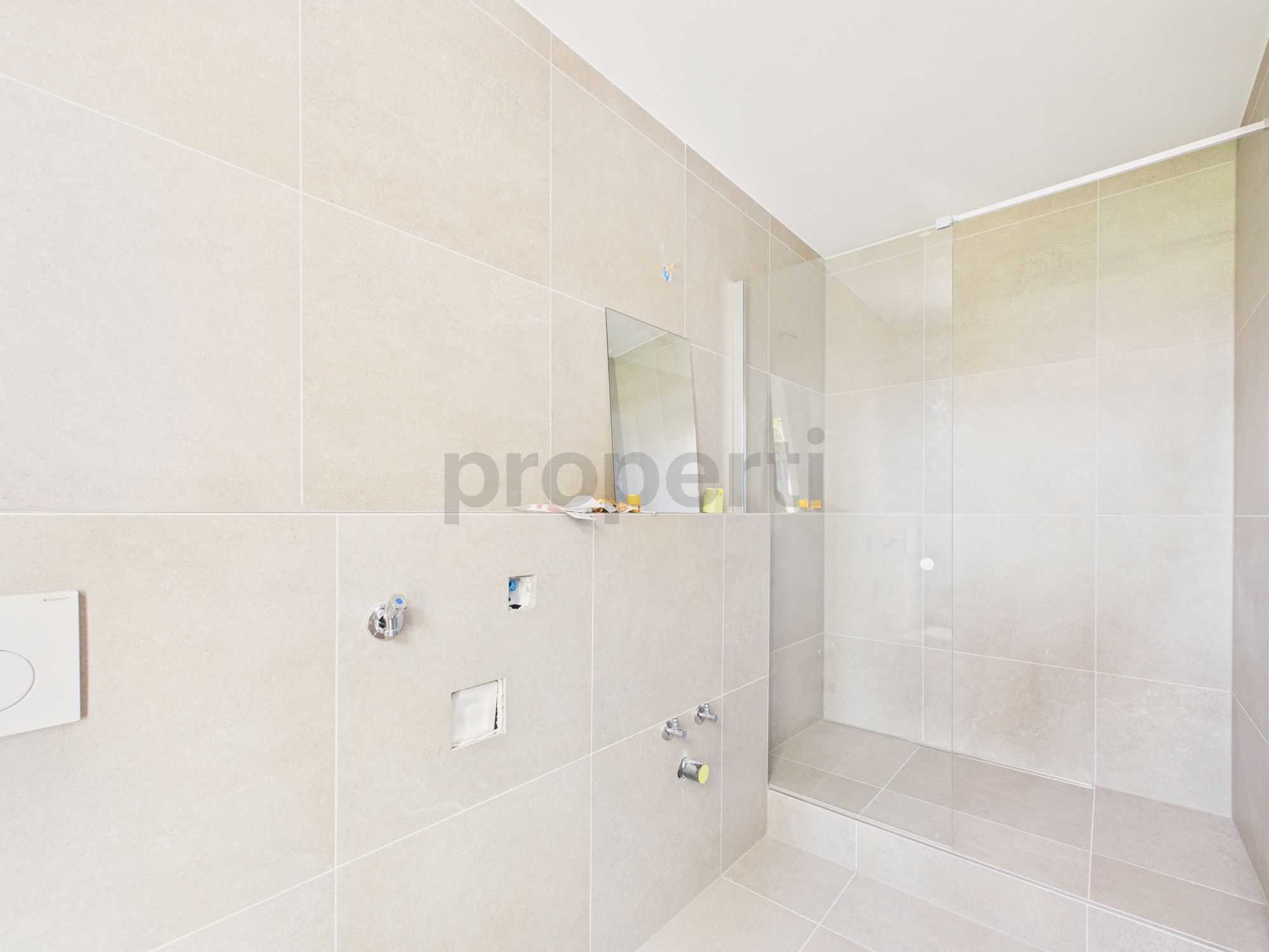 Moderne begehbare Dusche im Bad