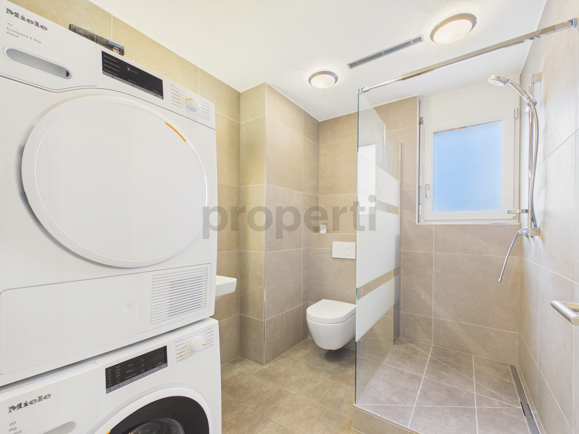 Modernes Bad mit Waschturm und Dusche