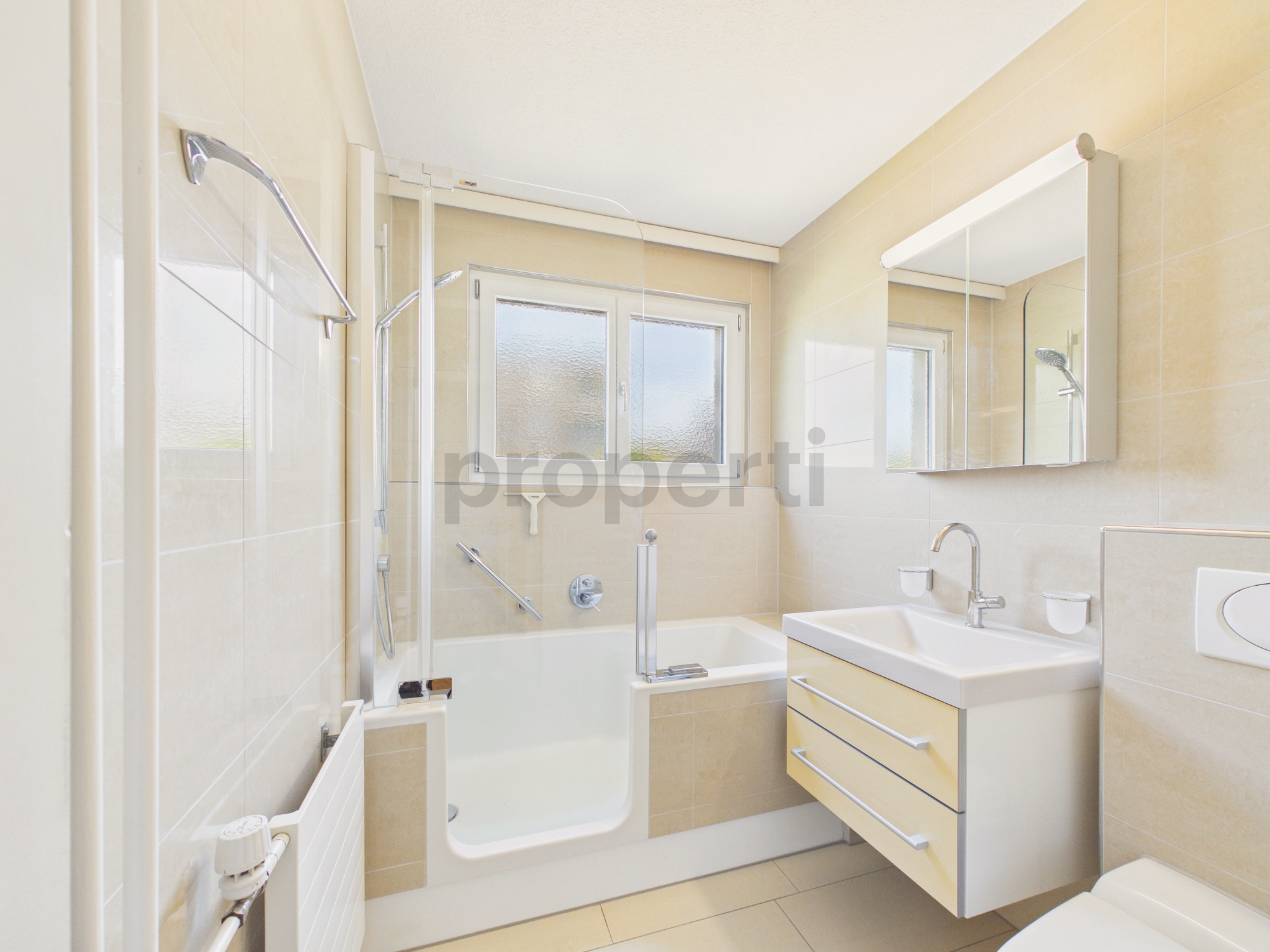 Helles Badezimmer mit Badewanne und Waschtisch