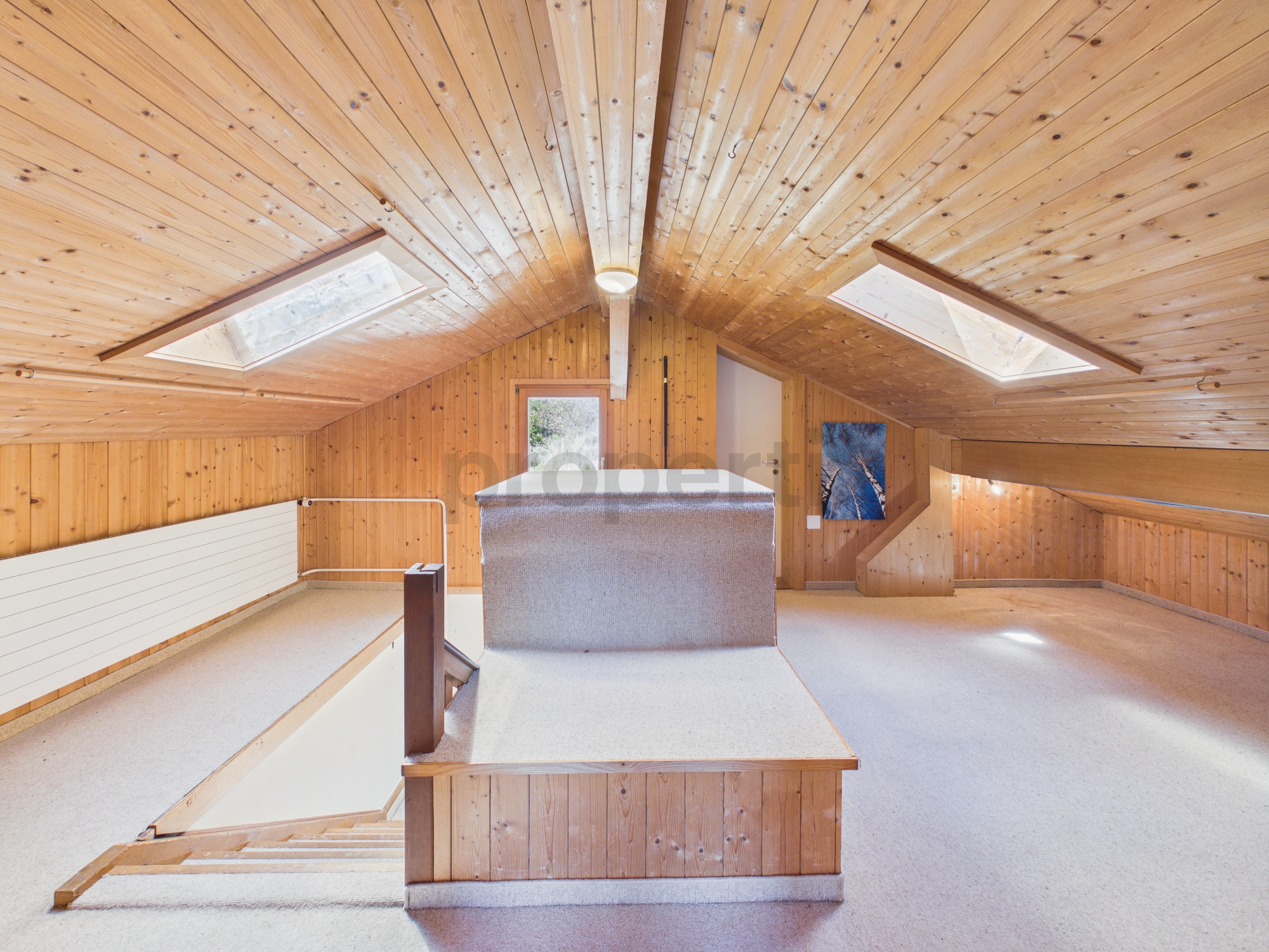 Dachgeschossraum mit Holzverkleidung
