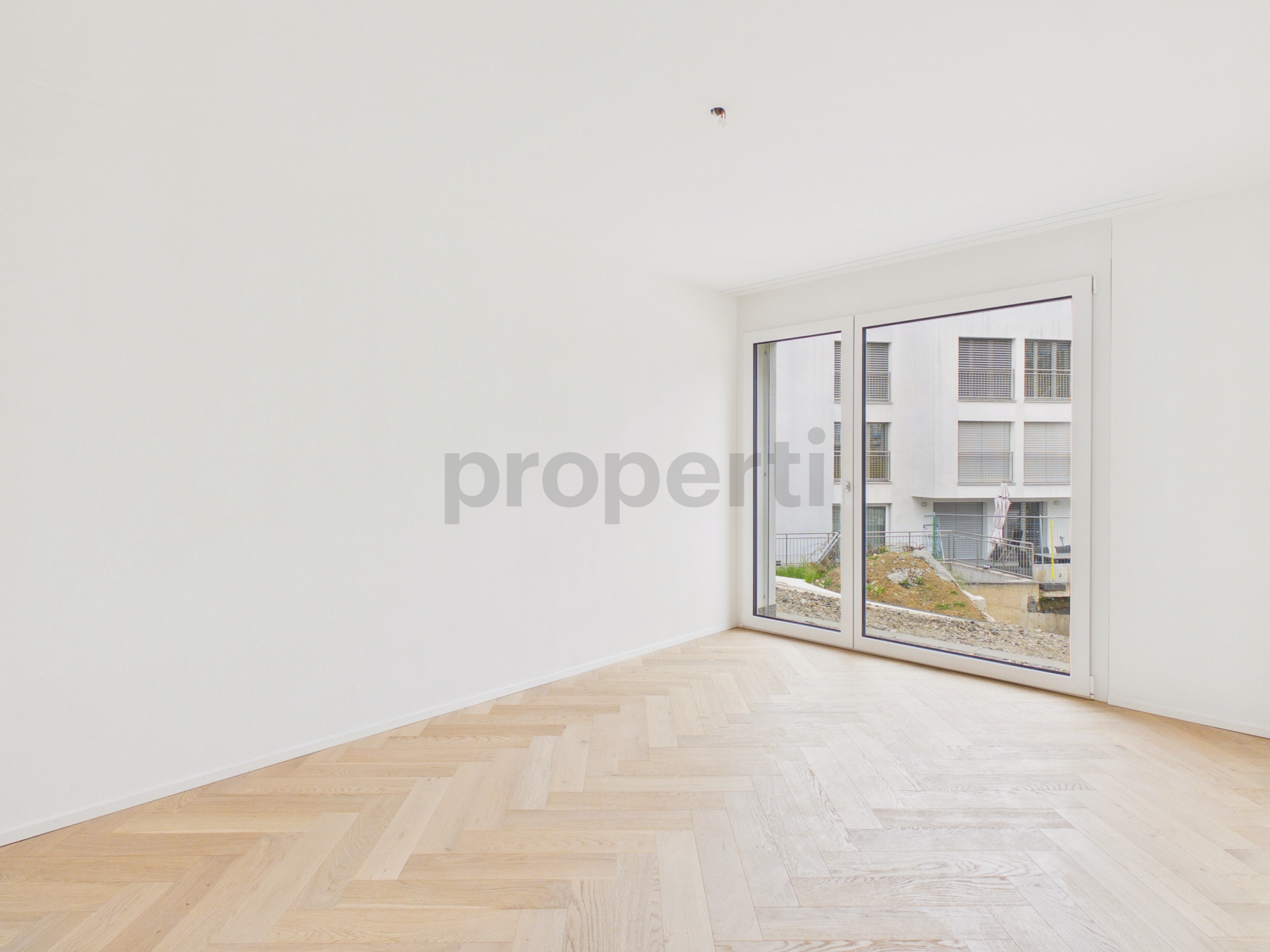 Leerer heller Raum mit großem Fenster