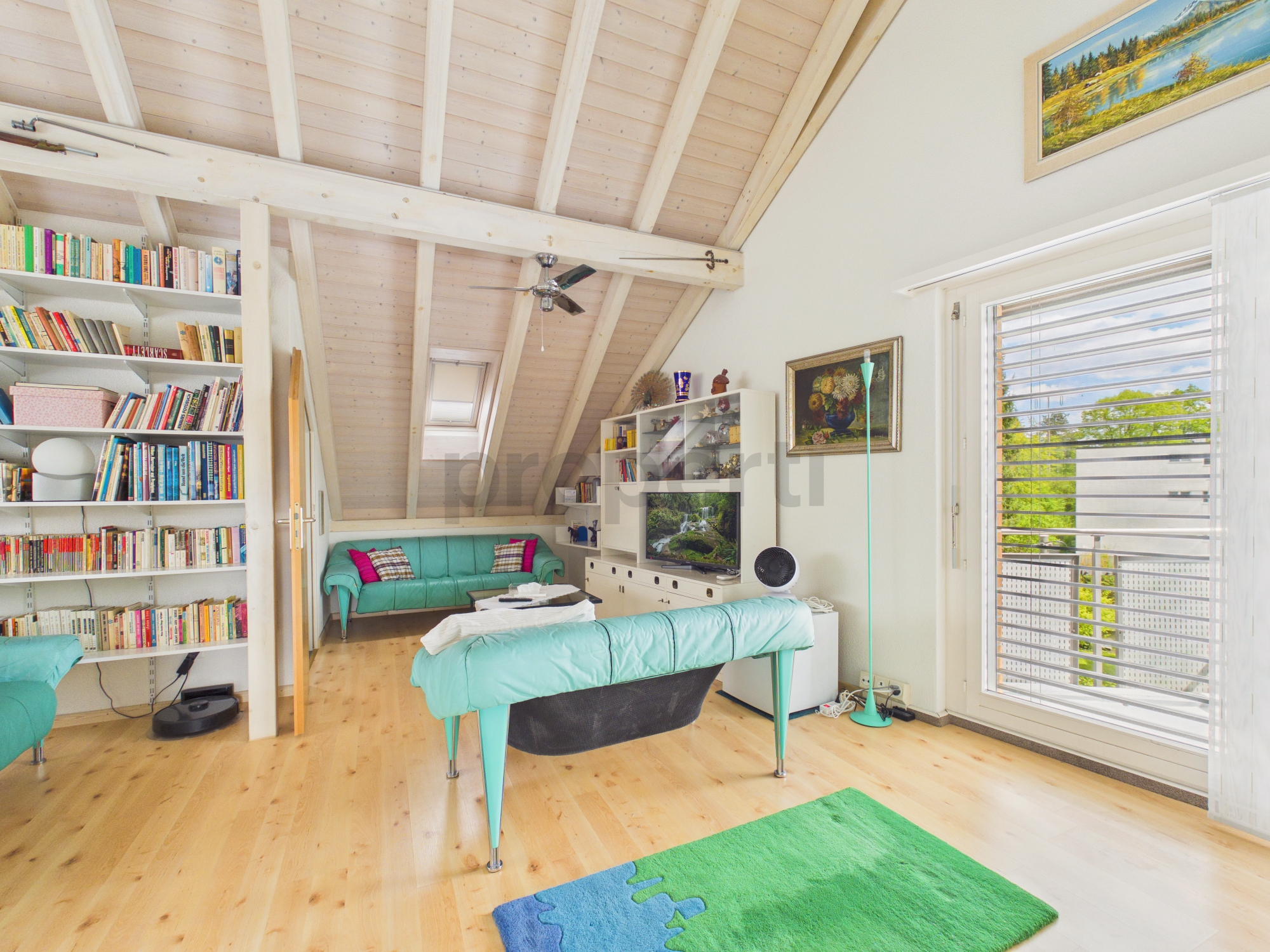 Helles Dachgeschoss-Wohnzimmer mit Galeriecharakter