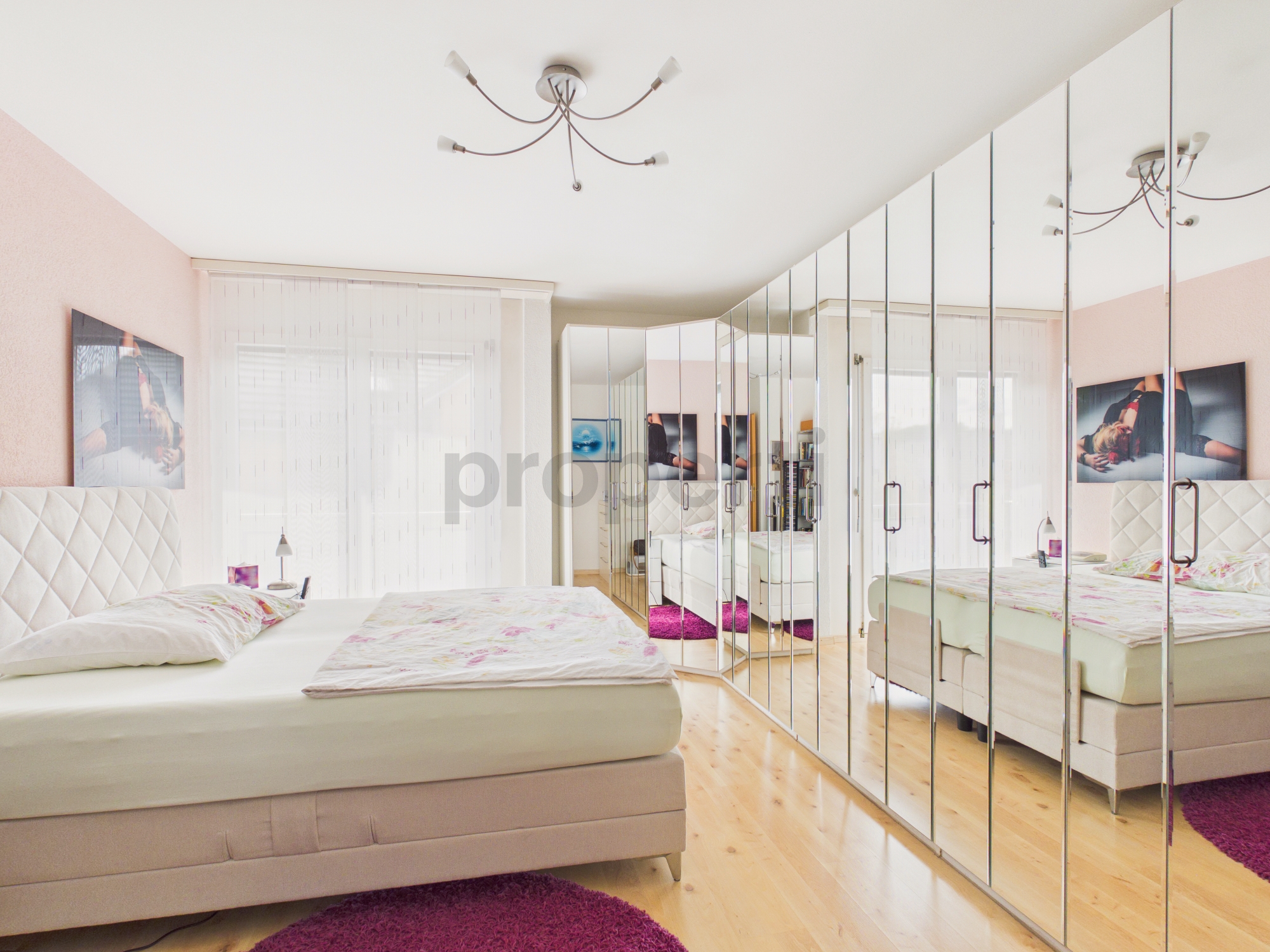 Helles Schlafzimmer mit Spiegelkleiderschrank