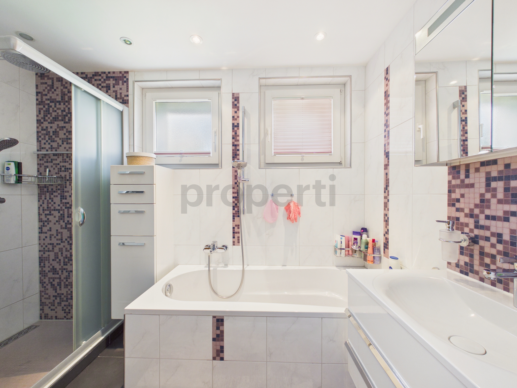 Modernes Badezimmer mit Badewanne und Dusche