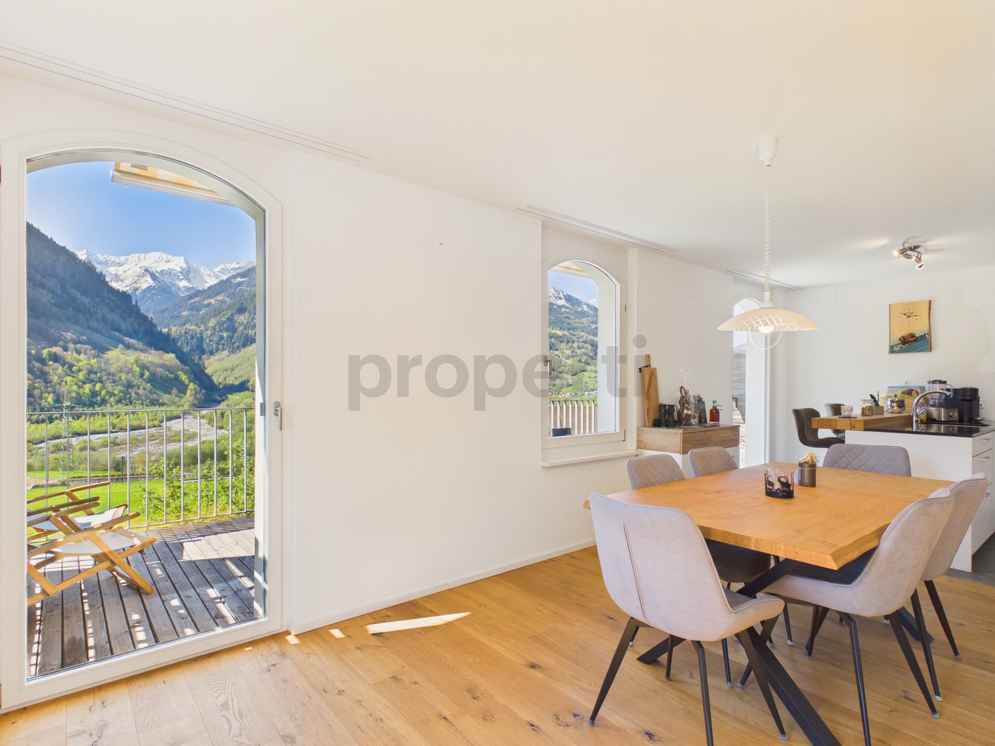 Heller Essbereich mit Bergblick
