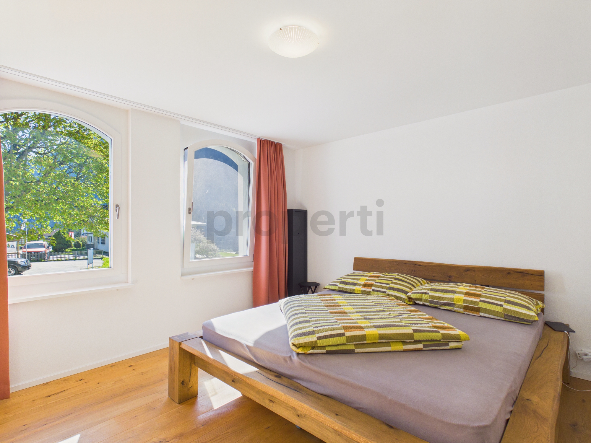 Helles Schlafzimmer mit Holzrahmenbett