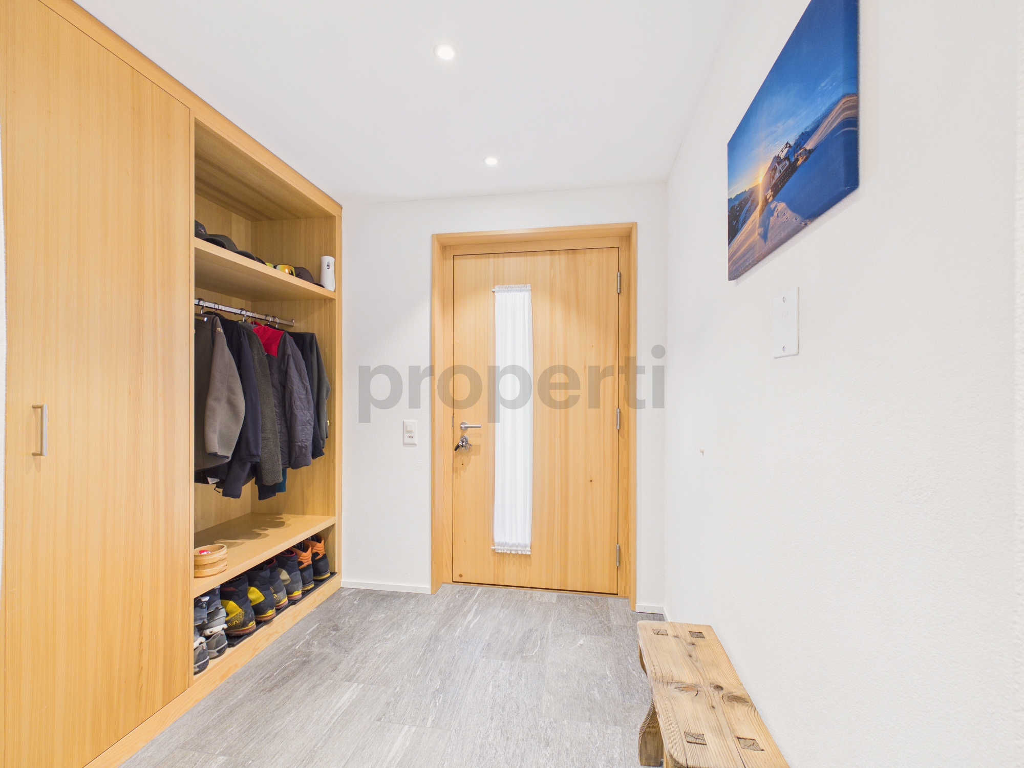 Flur mit Garderobenschrank