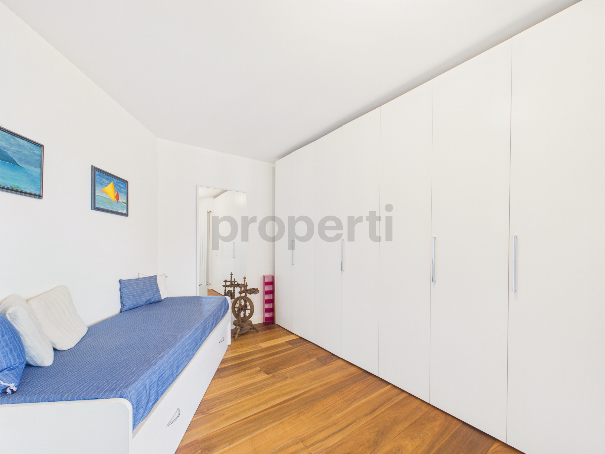 Helles Schlafzimmer mit Einbauschränken
