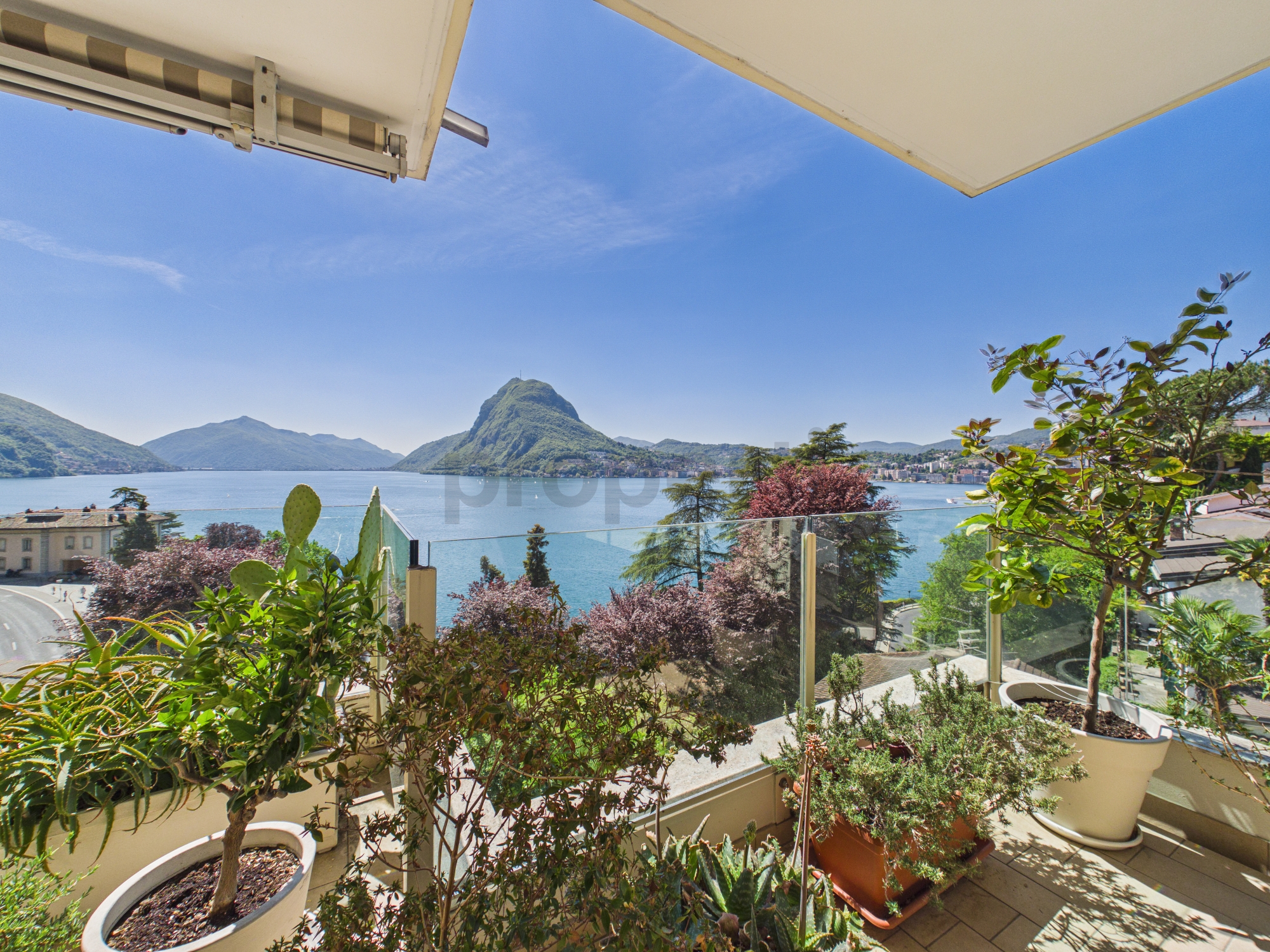Terrasse mit Seeblick und Bergpanorama
