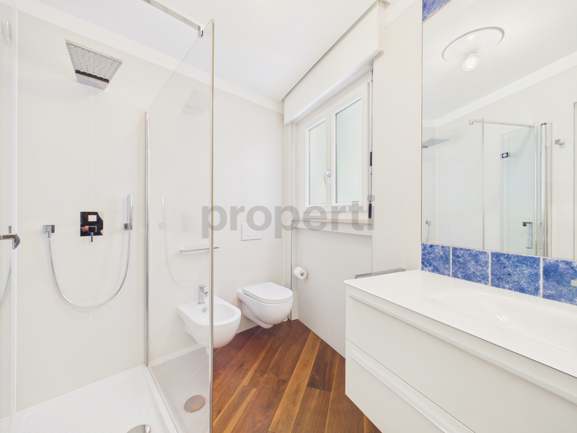 Modernes Badezimmer mit Dusche, Bidet und WC