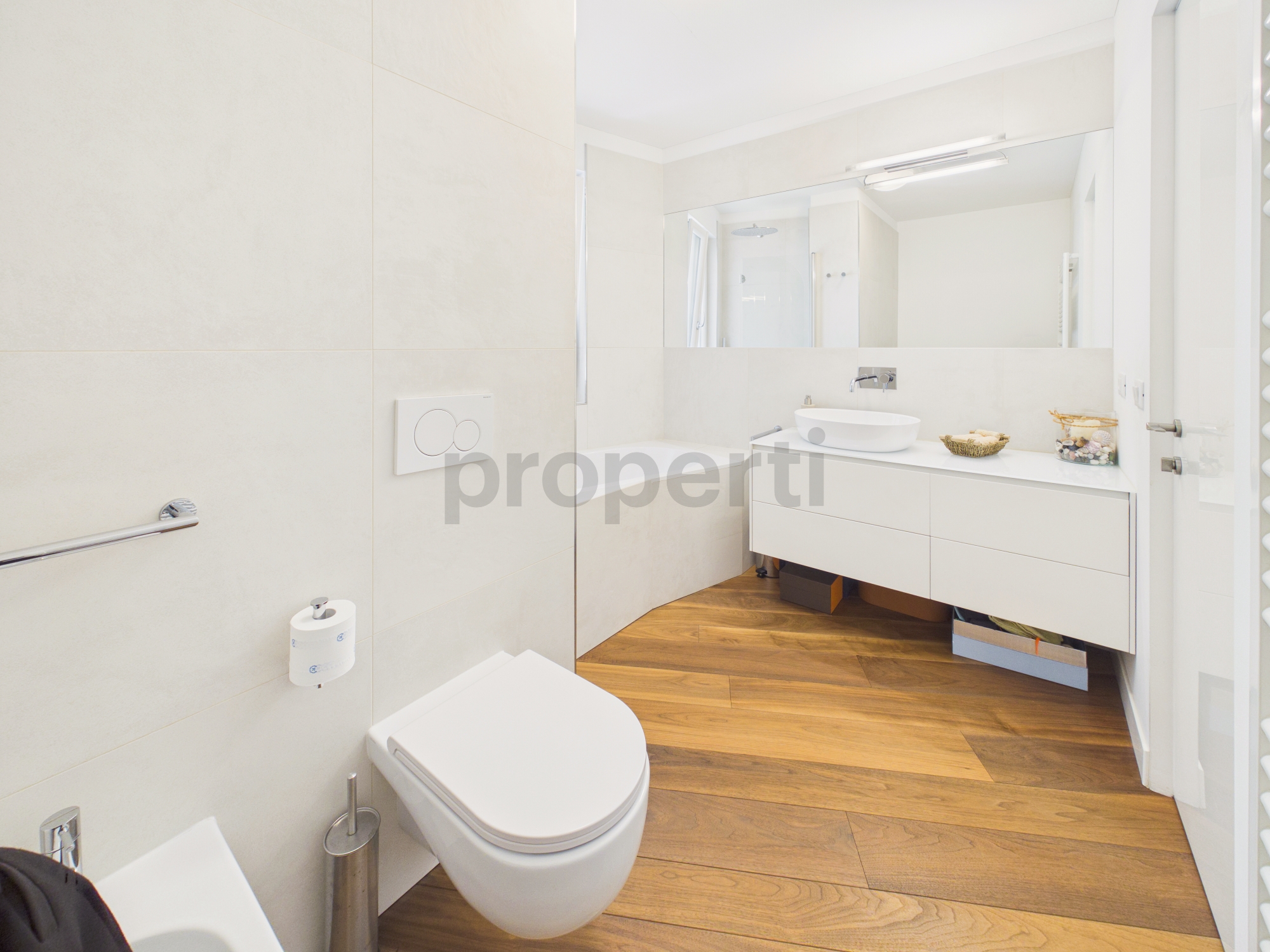 Modernes Badezimmer mit WC und Waschtisch