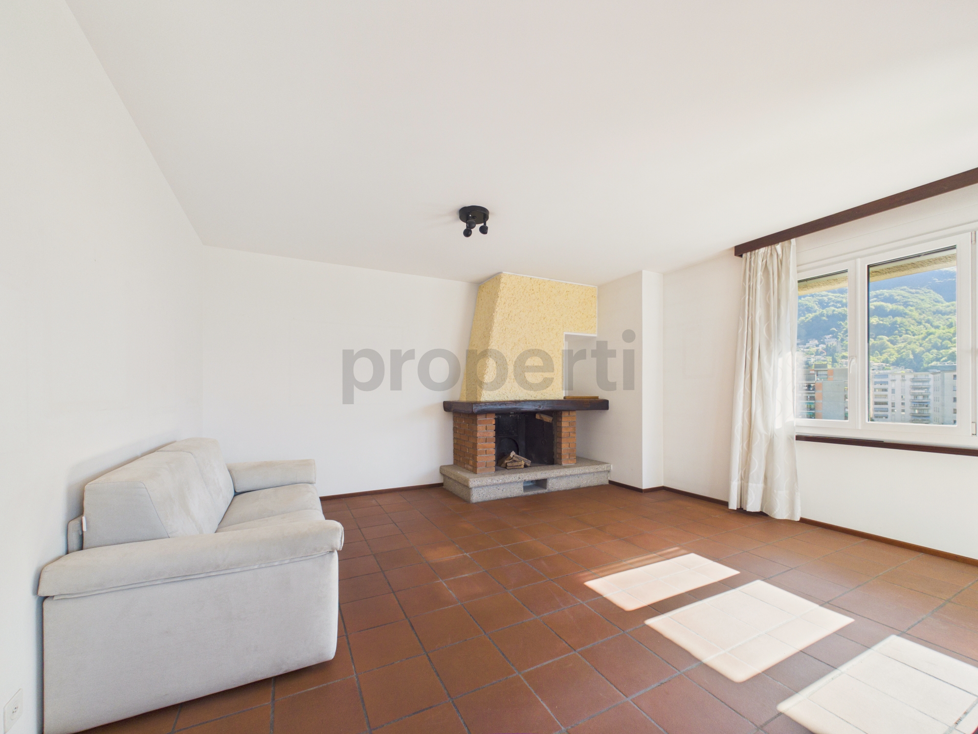 Helles Wohnzimmer mit Kamin und Sofa