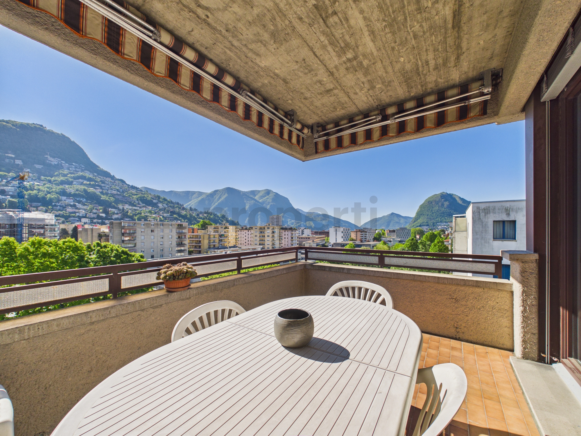 Balkon mit Bergblick