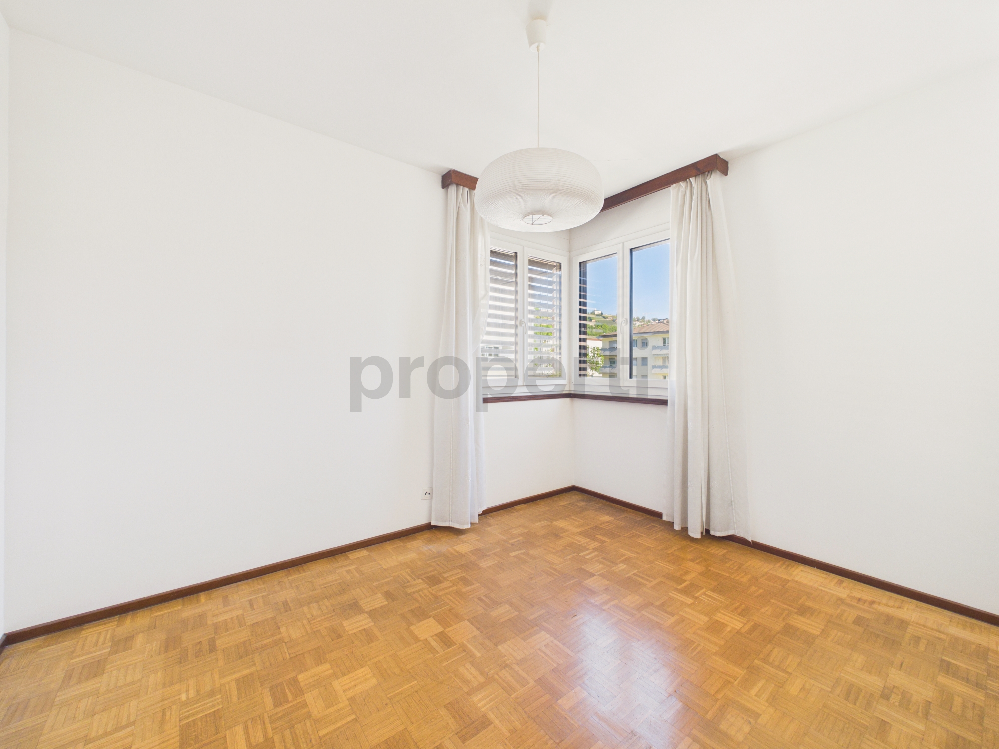 Helles, leeres Zimmer mit Erkerfenster