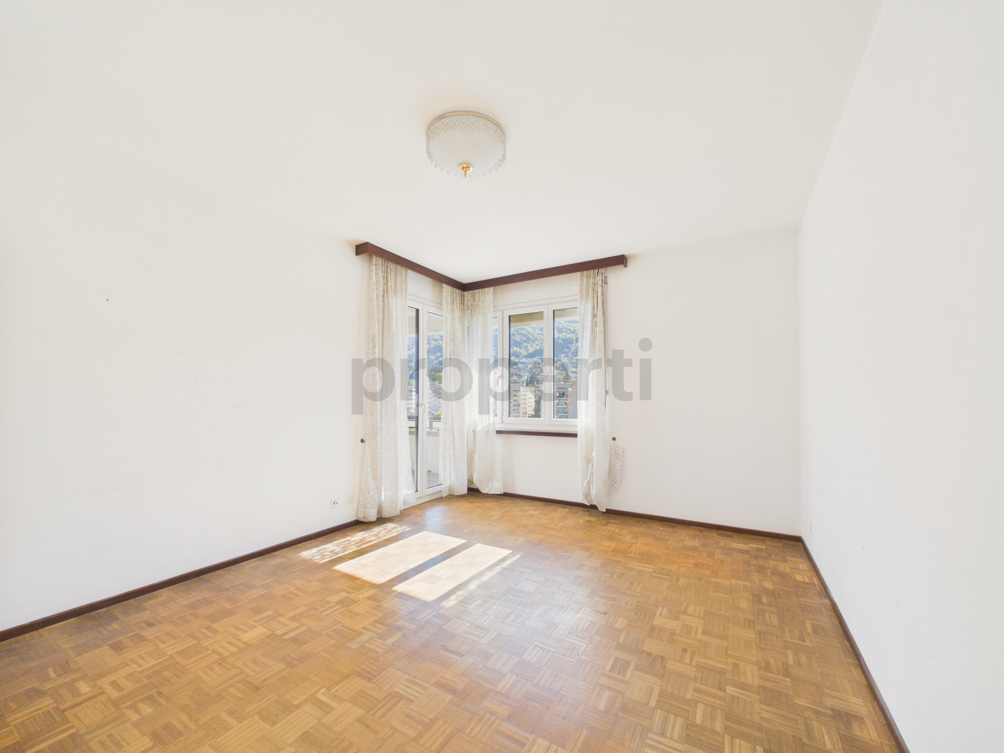 Heller leerer Raum mit Fensterfront