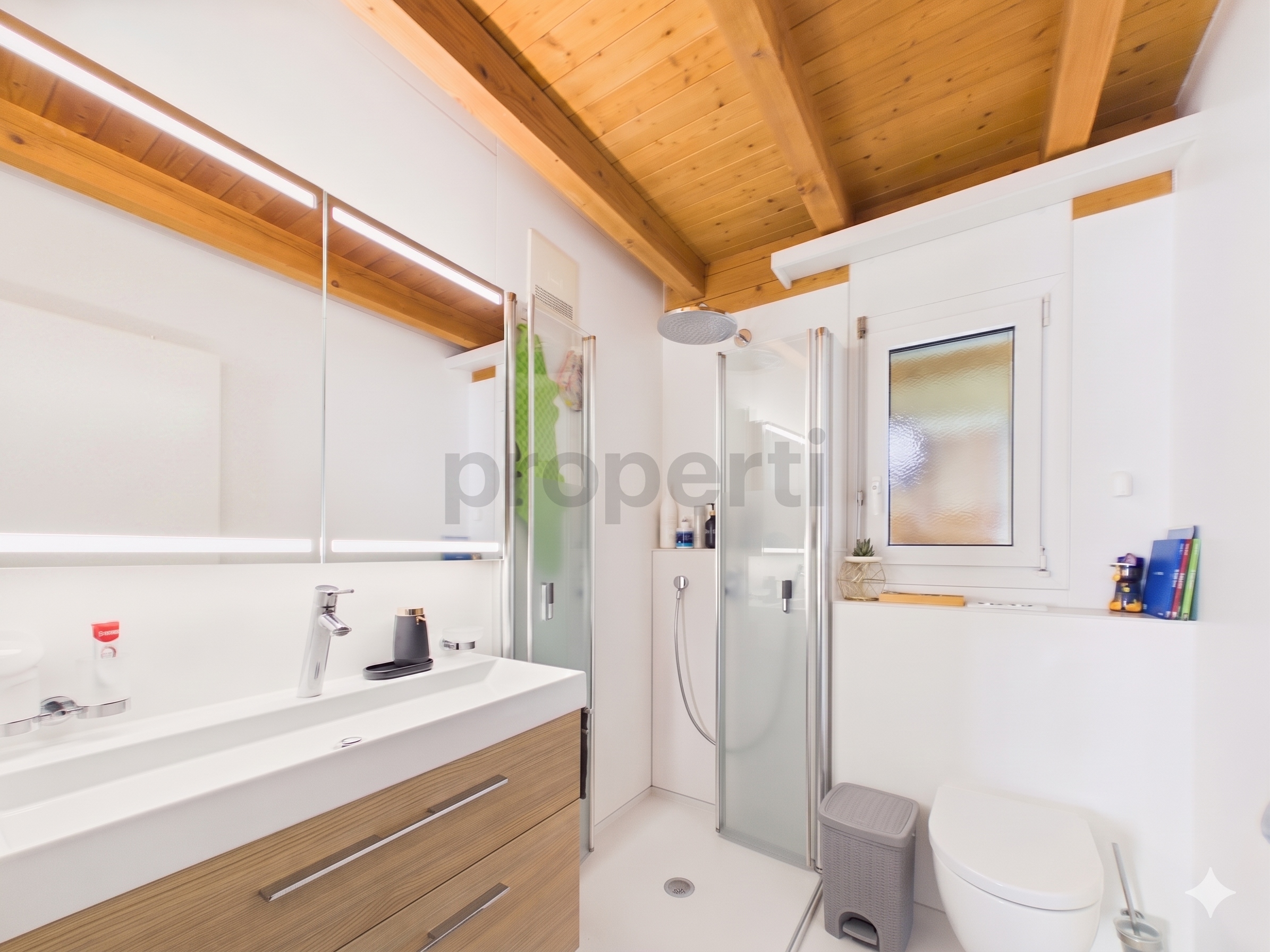Modernes Badezimmer mit Holzdecke