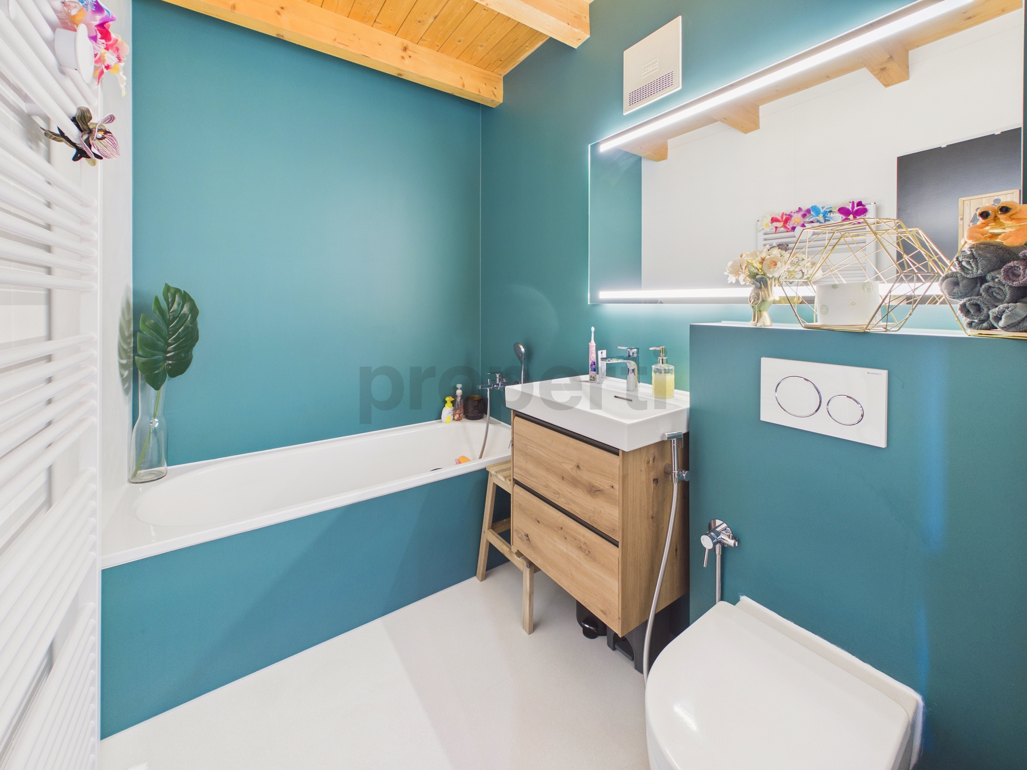 Modernes Badezimmer mit freistehender Wanne und türkisfarbenen Wänden