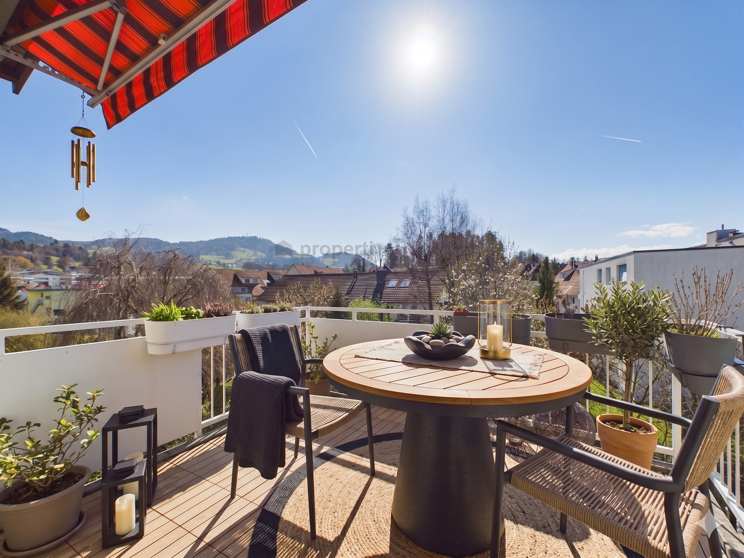 Sonniger Balkon mit Bergblick