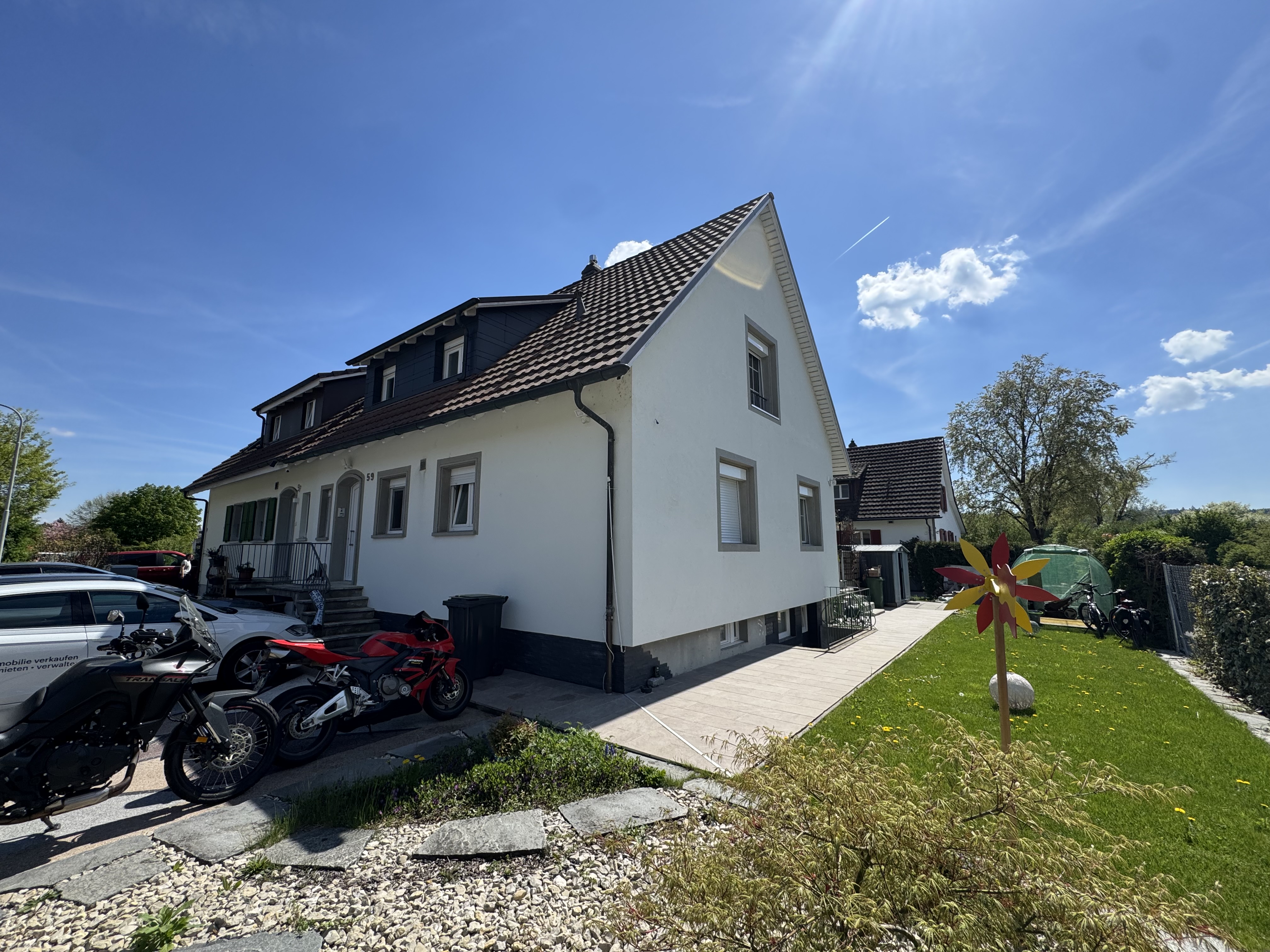 Einfamilienhaus mit Garten und Zufahrt