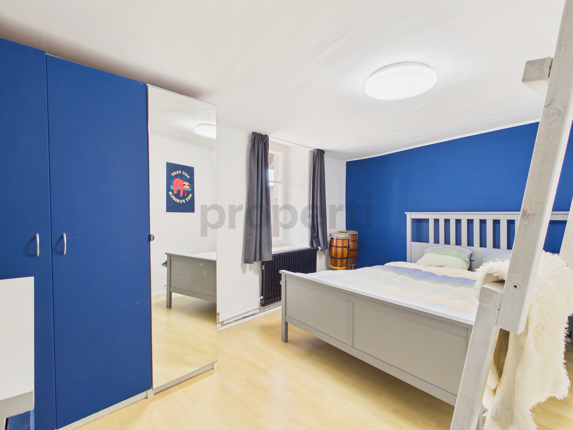 Modernes Schlafzimmer mit blauer Akzentwand