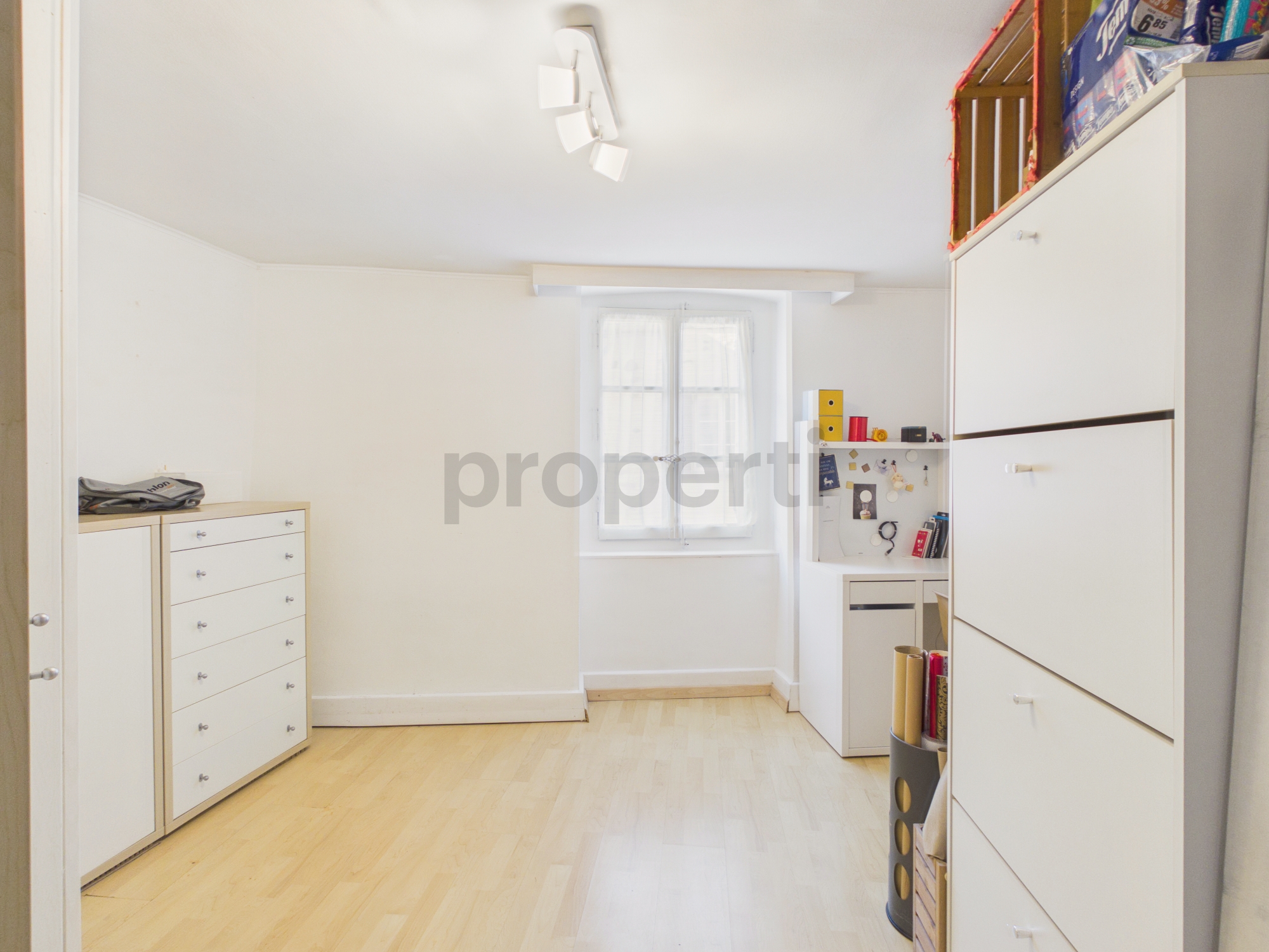 Helles Dachzimmer mit Fenster und Einbauschränken