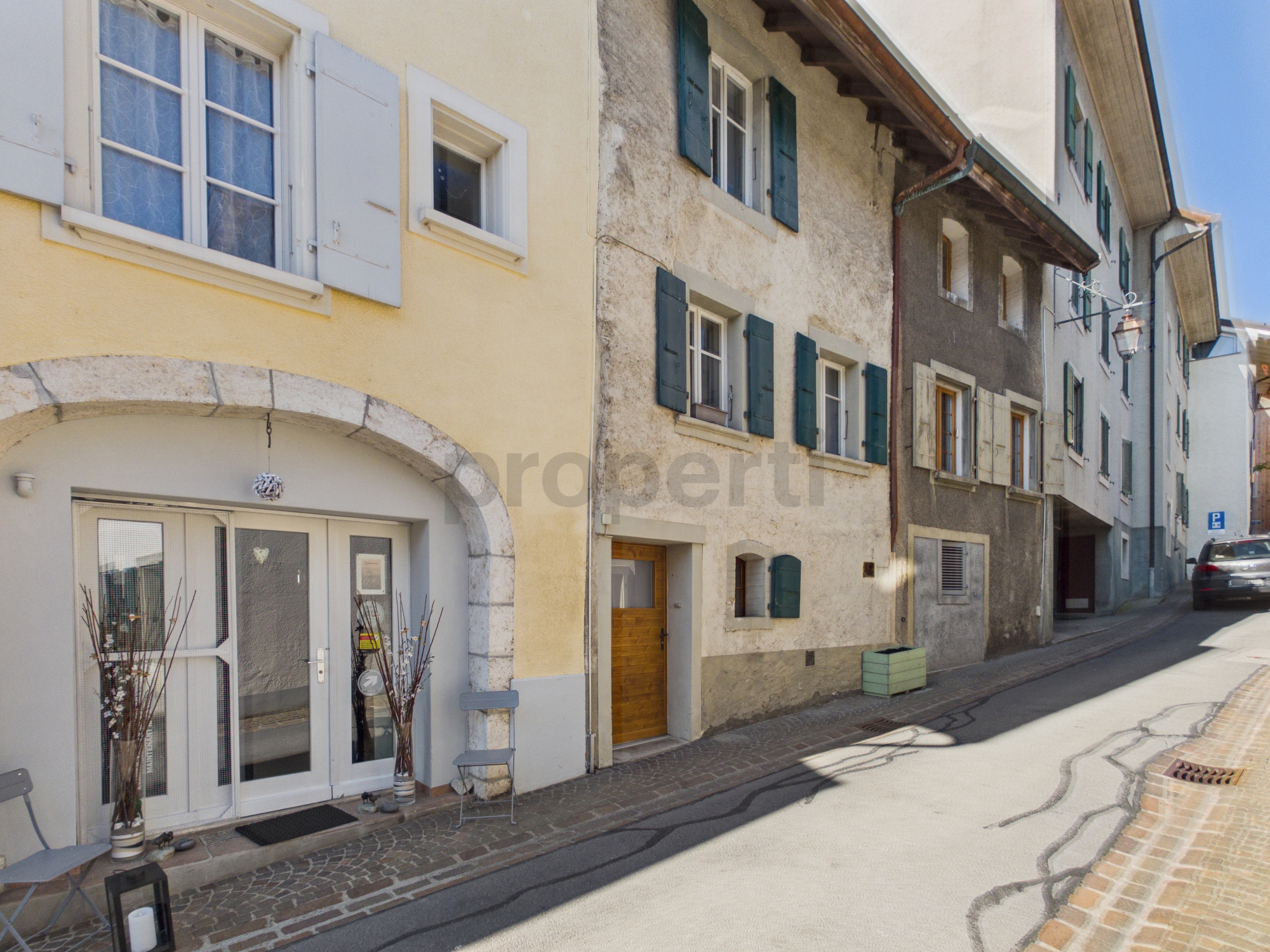 Historische Häuserzeile an einer schmalen Straße