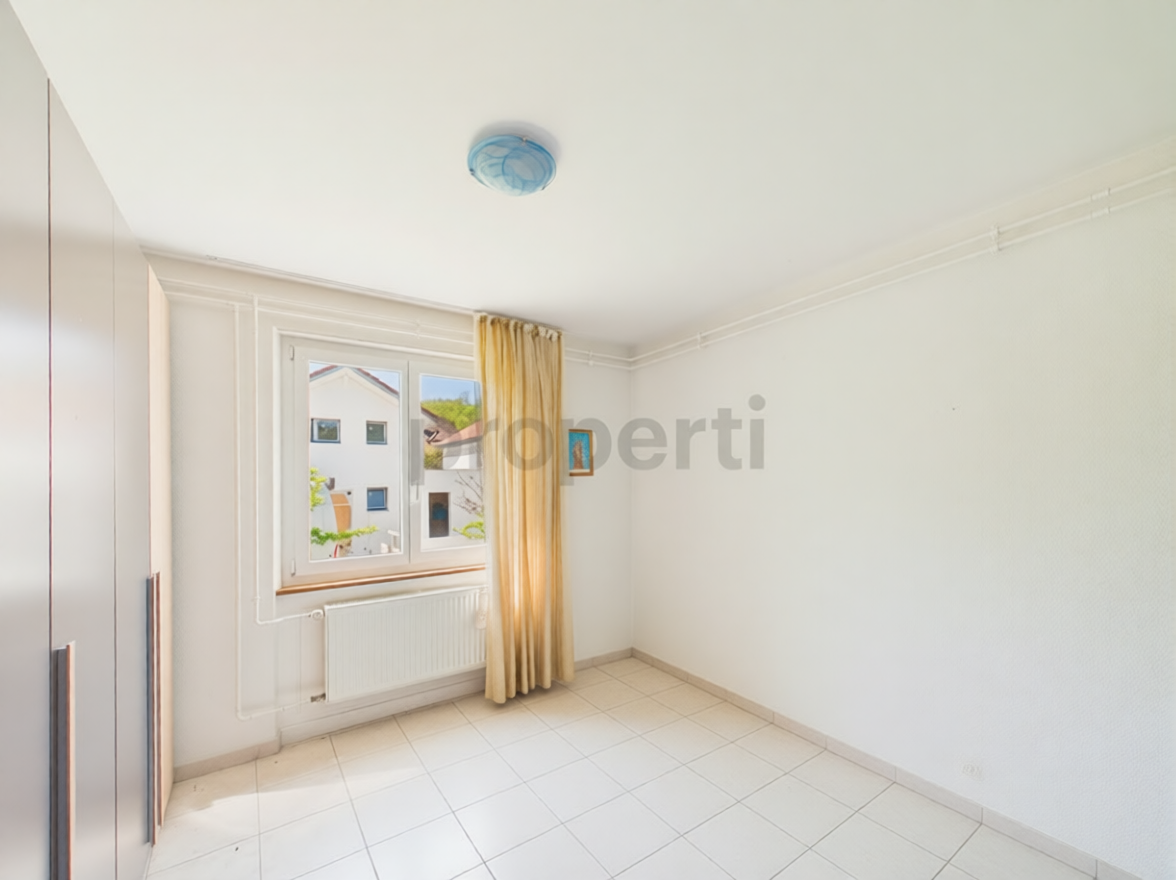 Heller leerer Raum mit Fenster