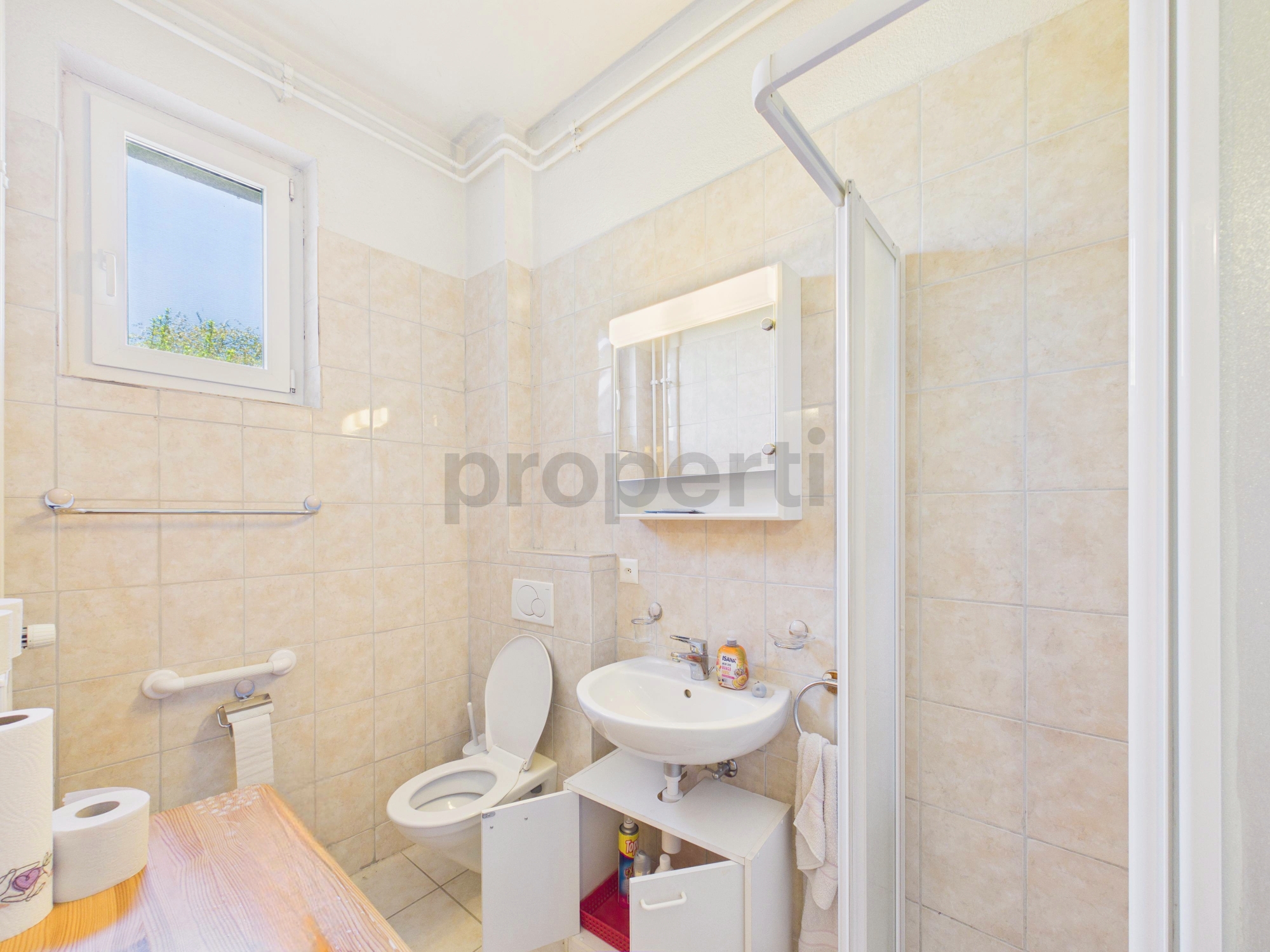 Kleines Badezimmer mit WC und Waschbecken