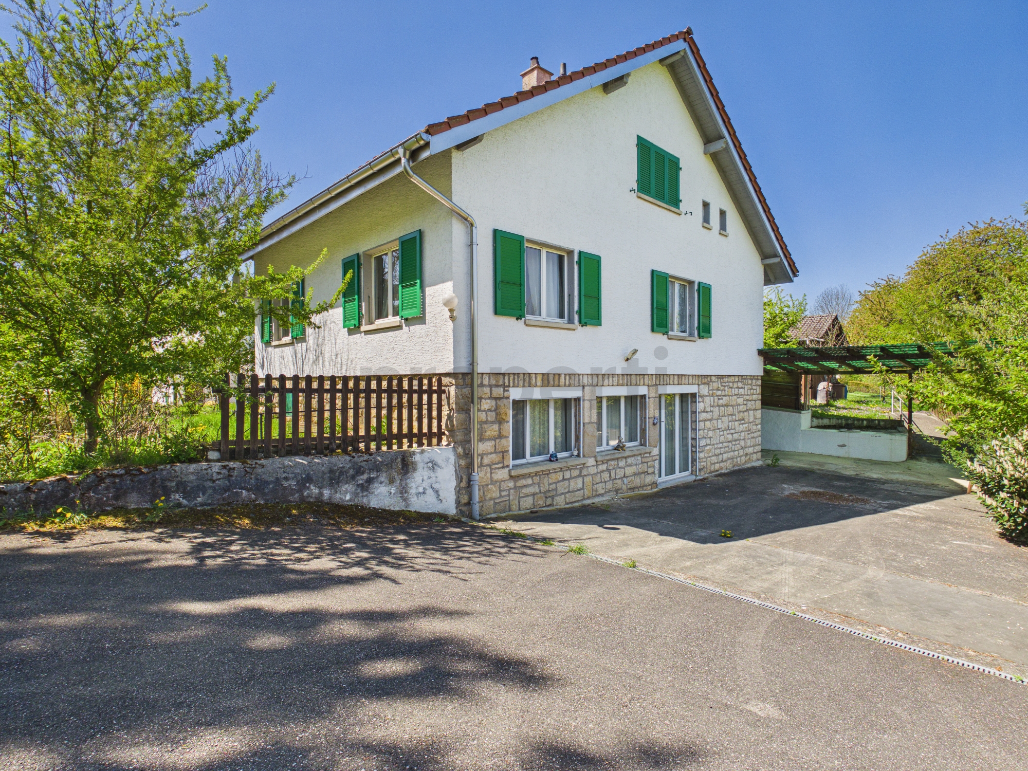 Einfamilienhaus mit grünen Fensterläden