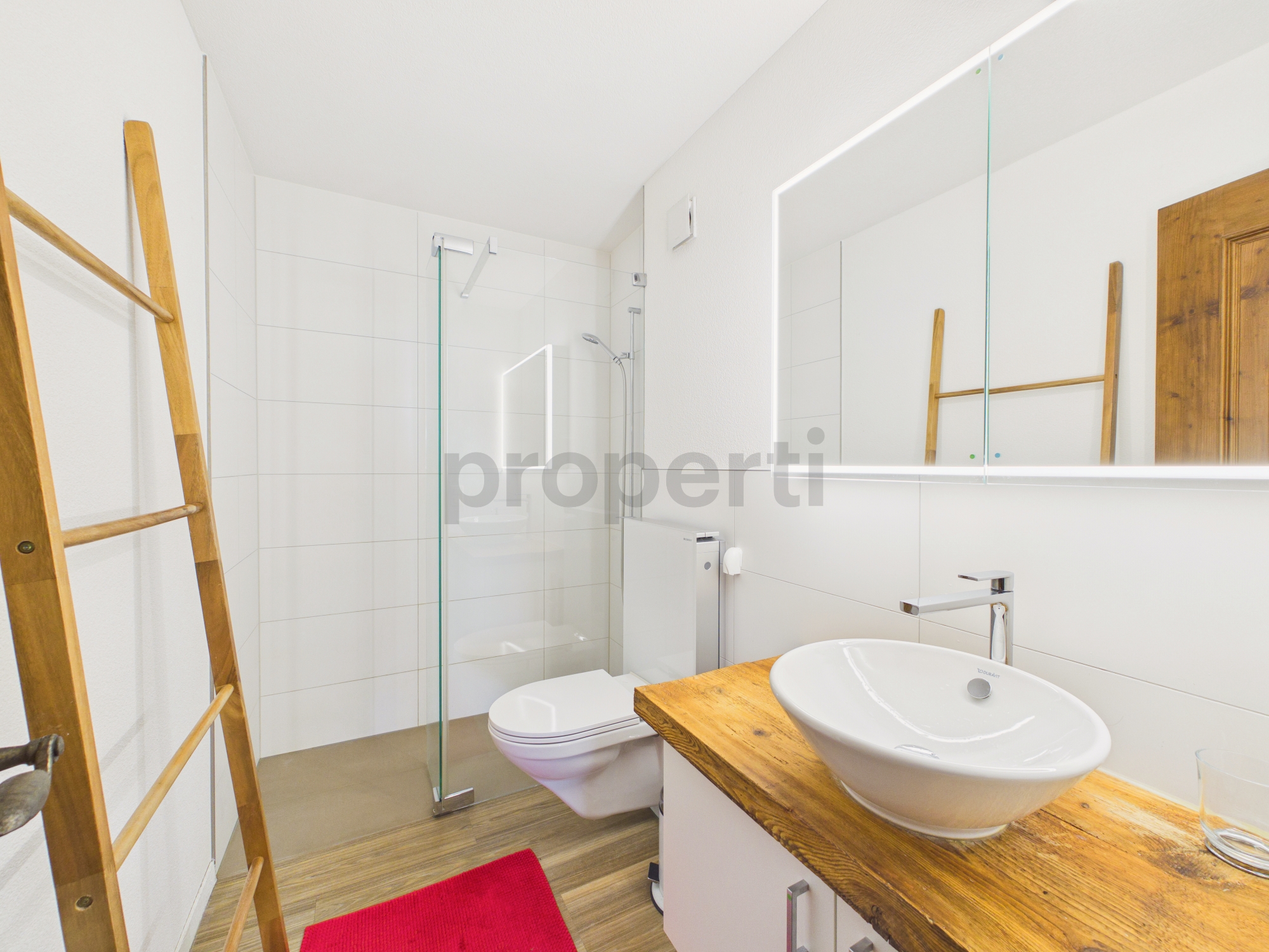 Modernes Bad mit Holzdetails