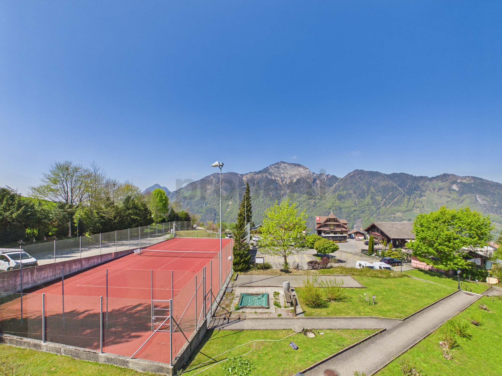 Außenansicht mit Bergpanorama und Sportanlage