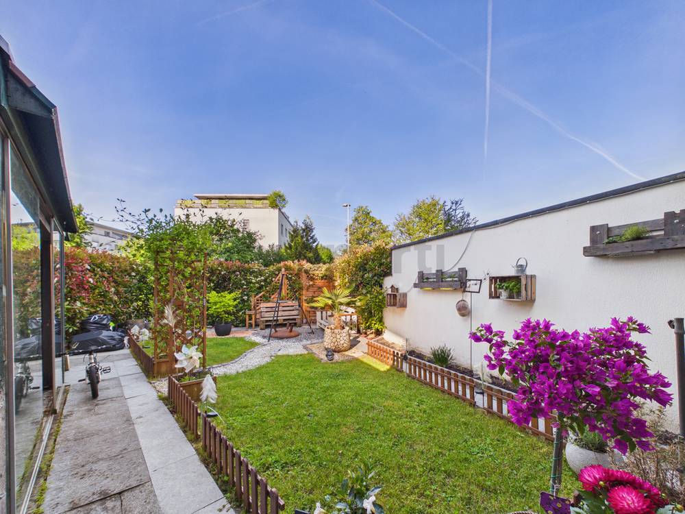 Gepflegter Garten mit Terrassenbereich