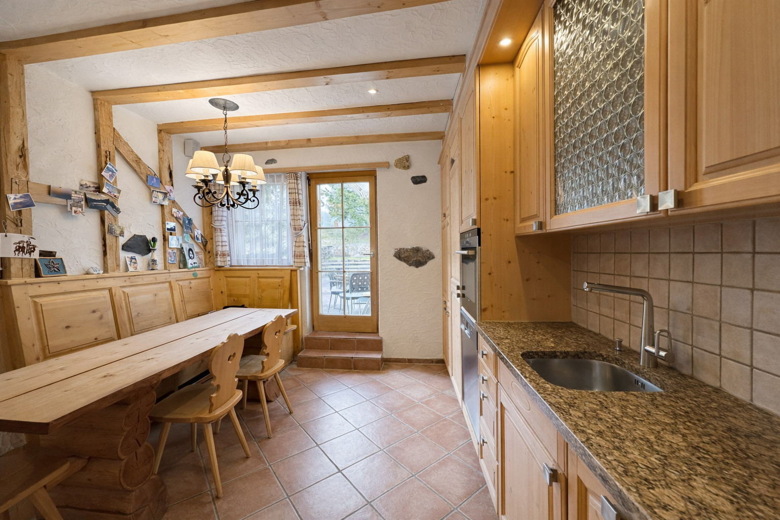 Rustikale Wohnküche mit Holzdetails