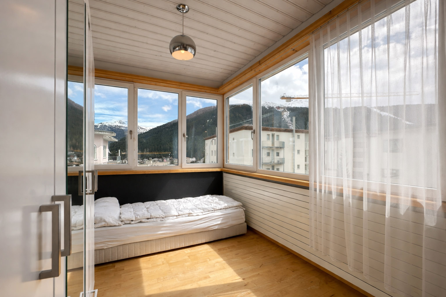 Helles Schlafzimmer mit Bergblick