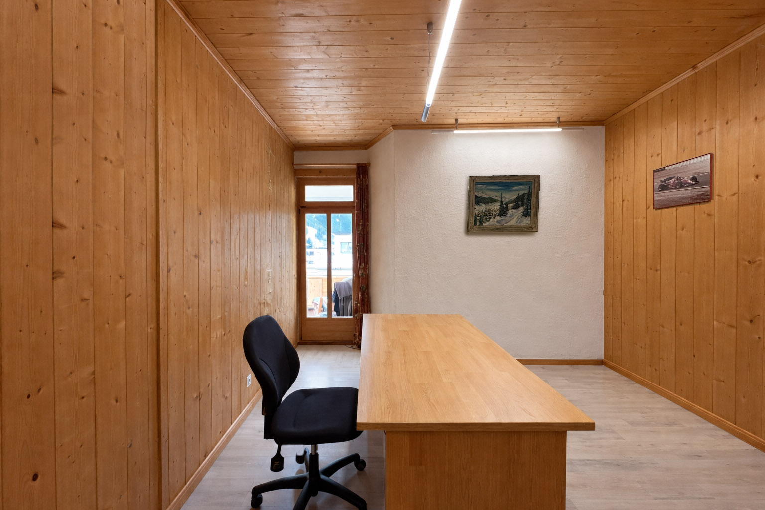 Holzvertäfelter Raum mit Tisch