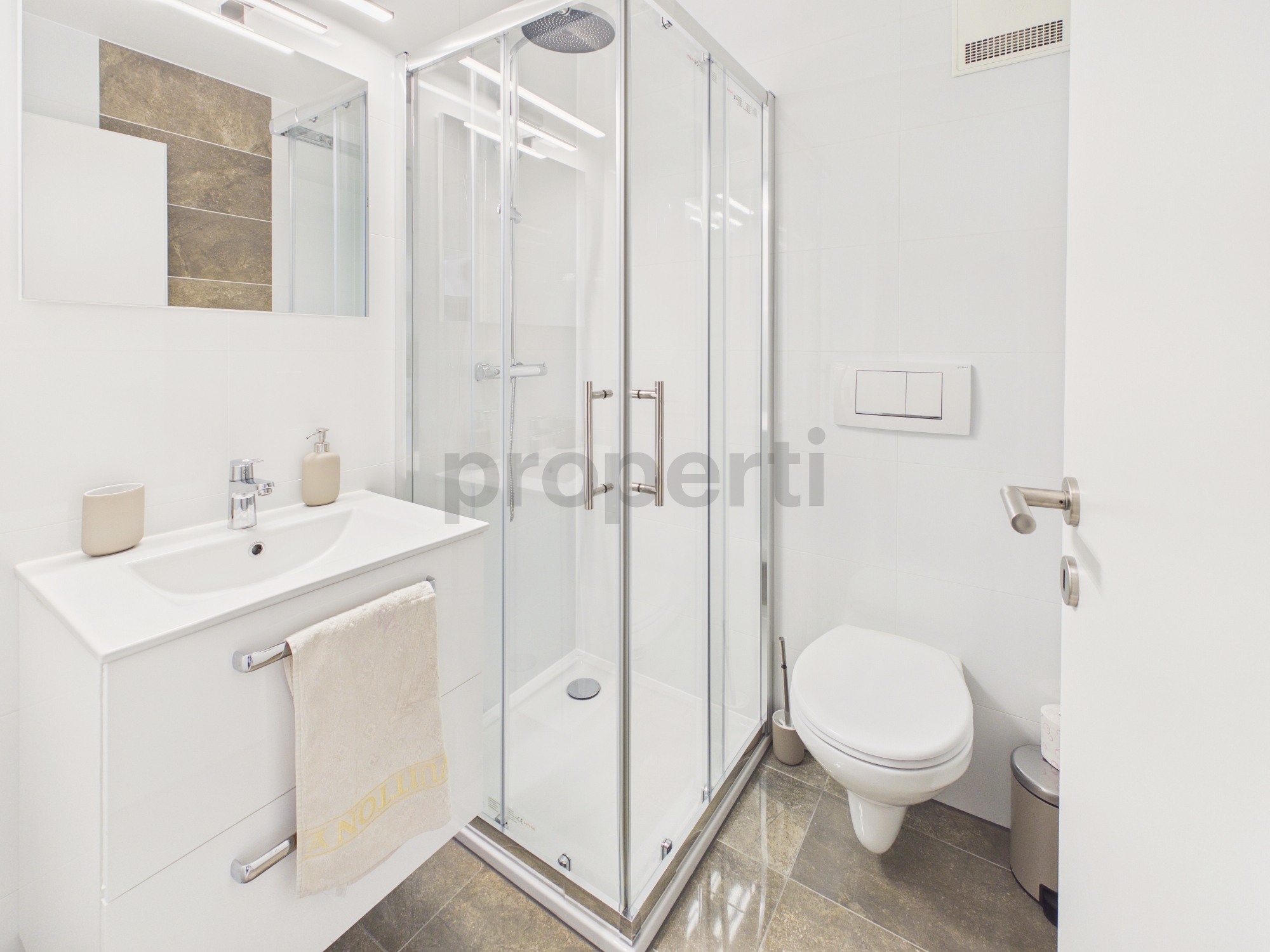 Modernes kleines Badezimmer mit Dusche und WC