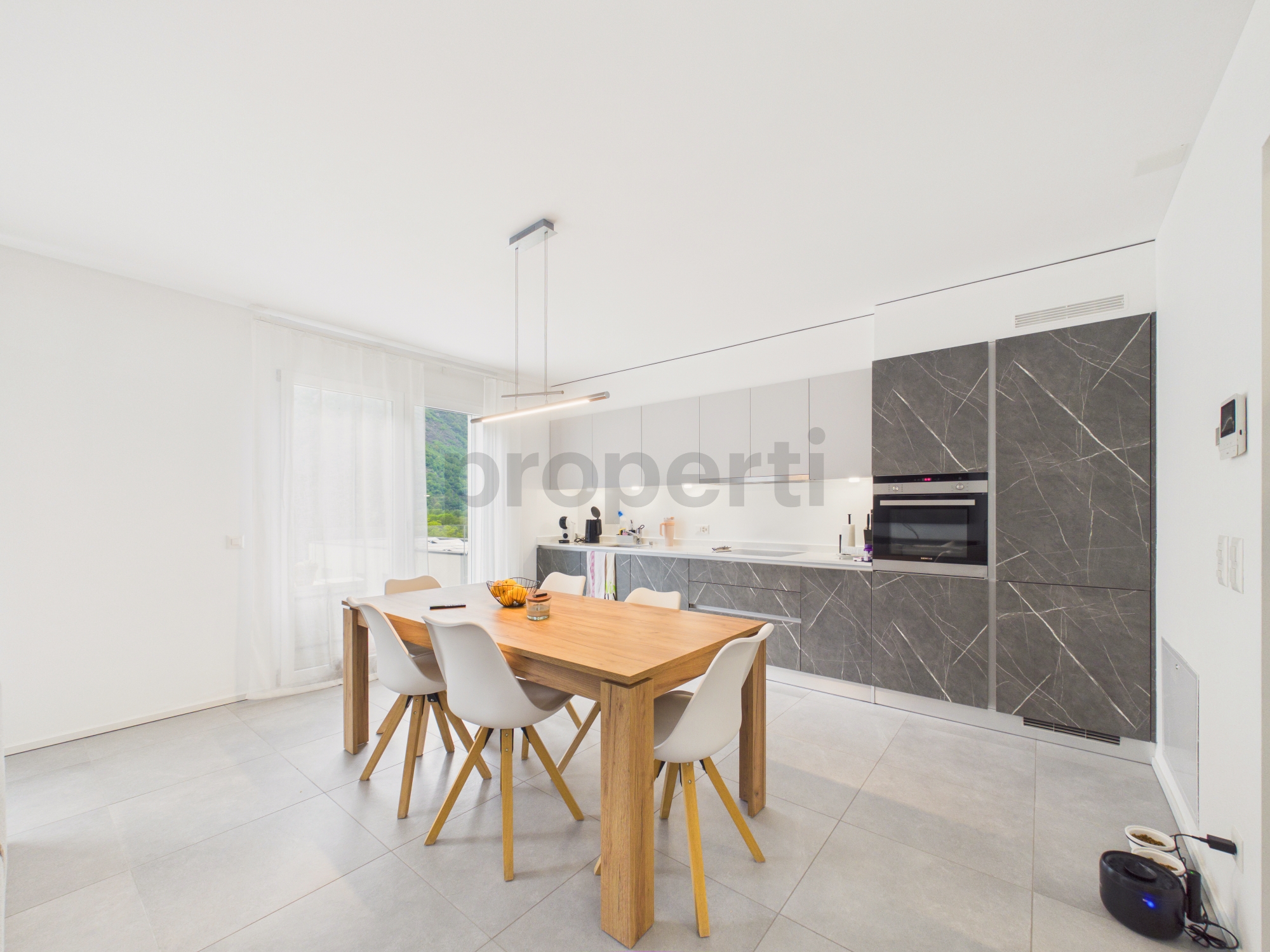 Moderne Essküche mit dunkler Küchenfront
