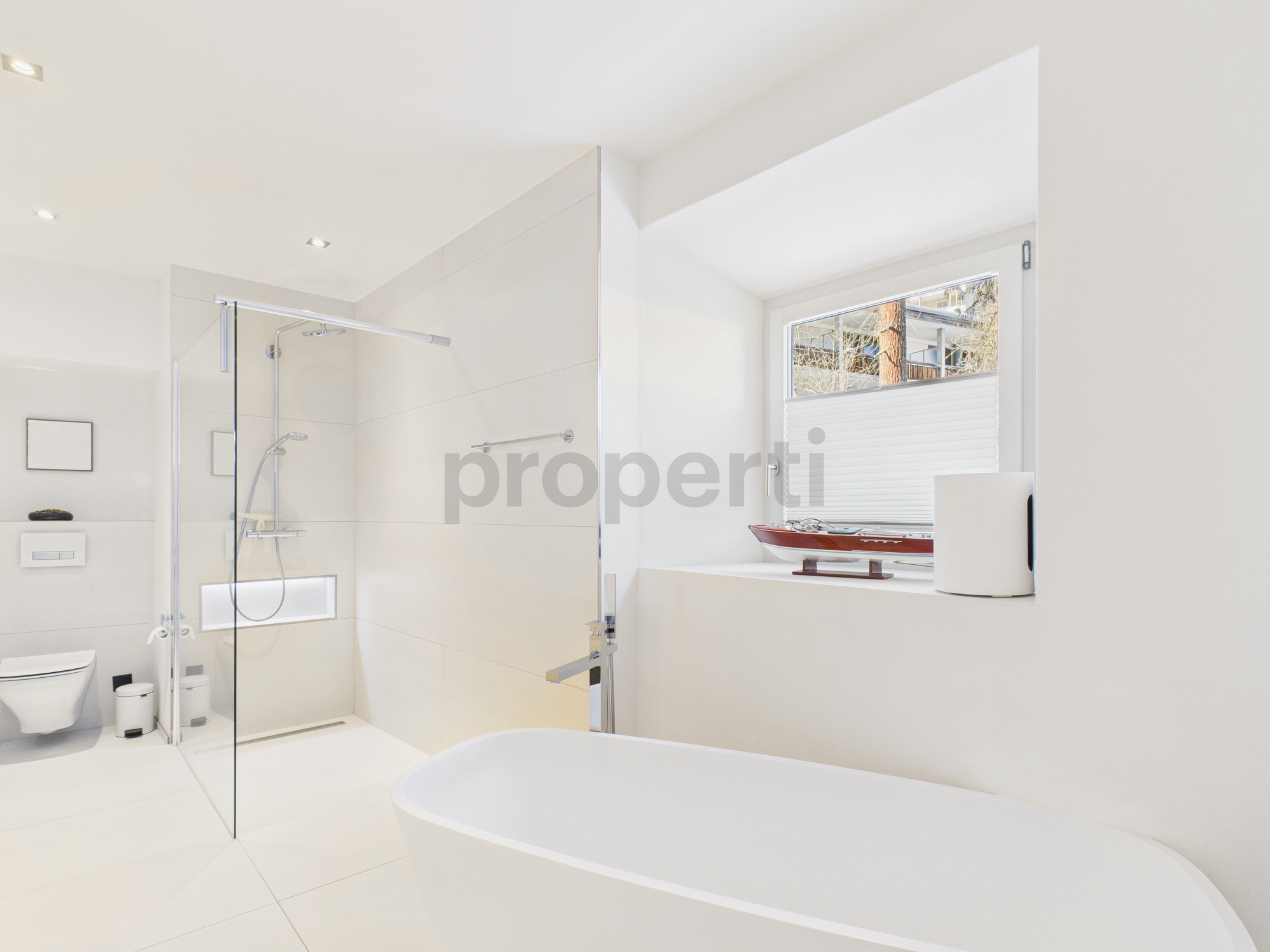 Modernes Bad mit bodentiefer Dusche und Badewanne