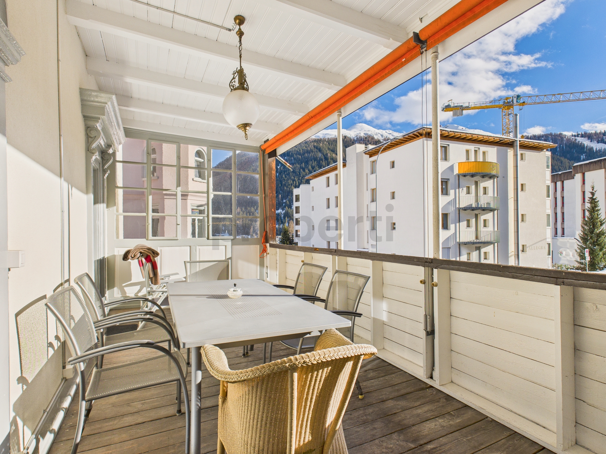 Überdachter Balkon mit Bergblick
