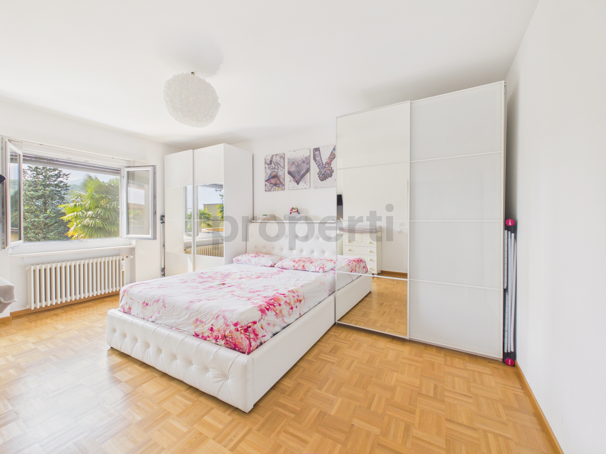 Helles Schlafzimmer mit Schrankwand