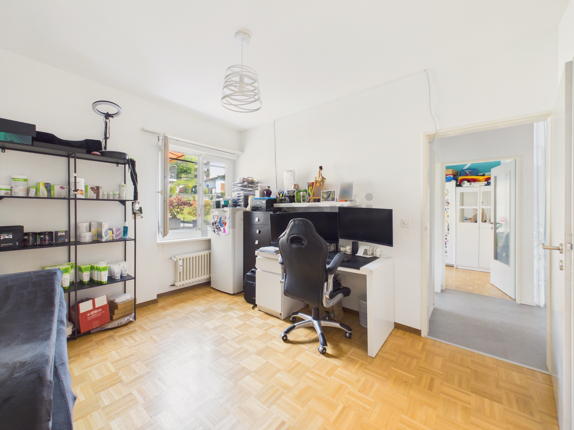 Helles Arbeitszimmer mit Schreibtisch und Regalen