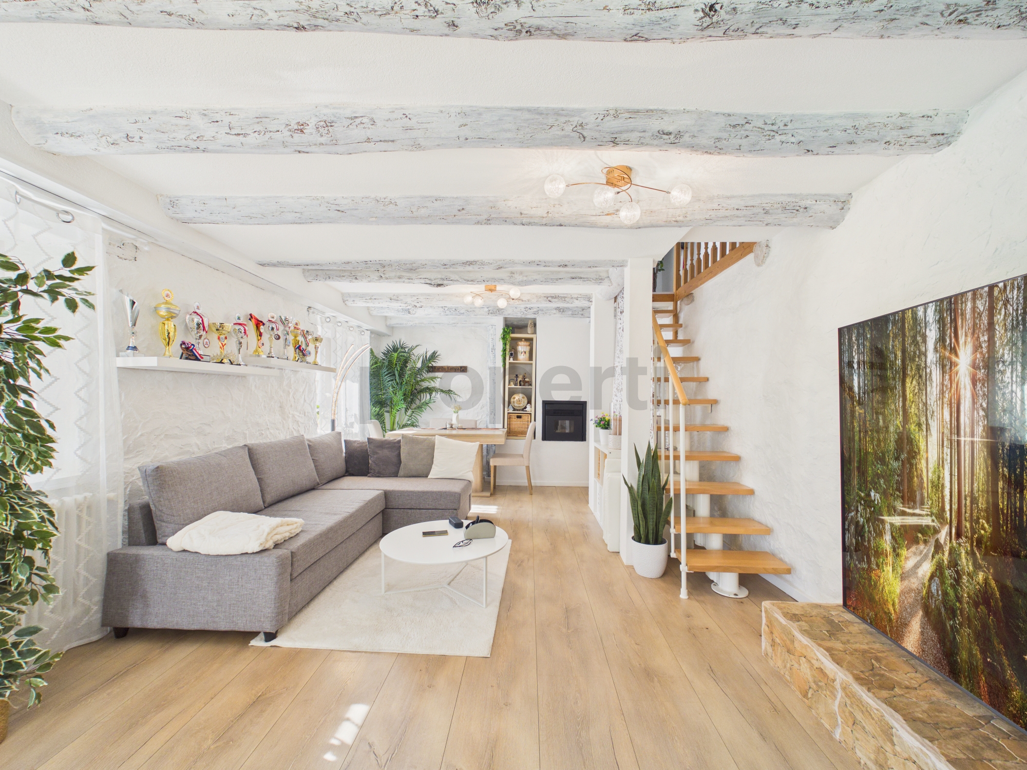 Helles, modern-rustikales Wohnzimmer mit offener Treppe