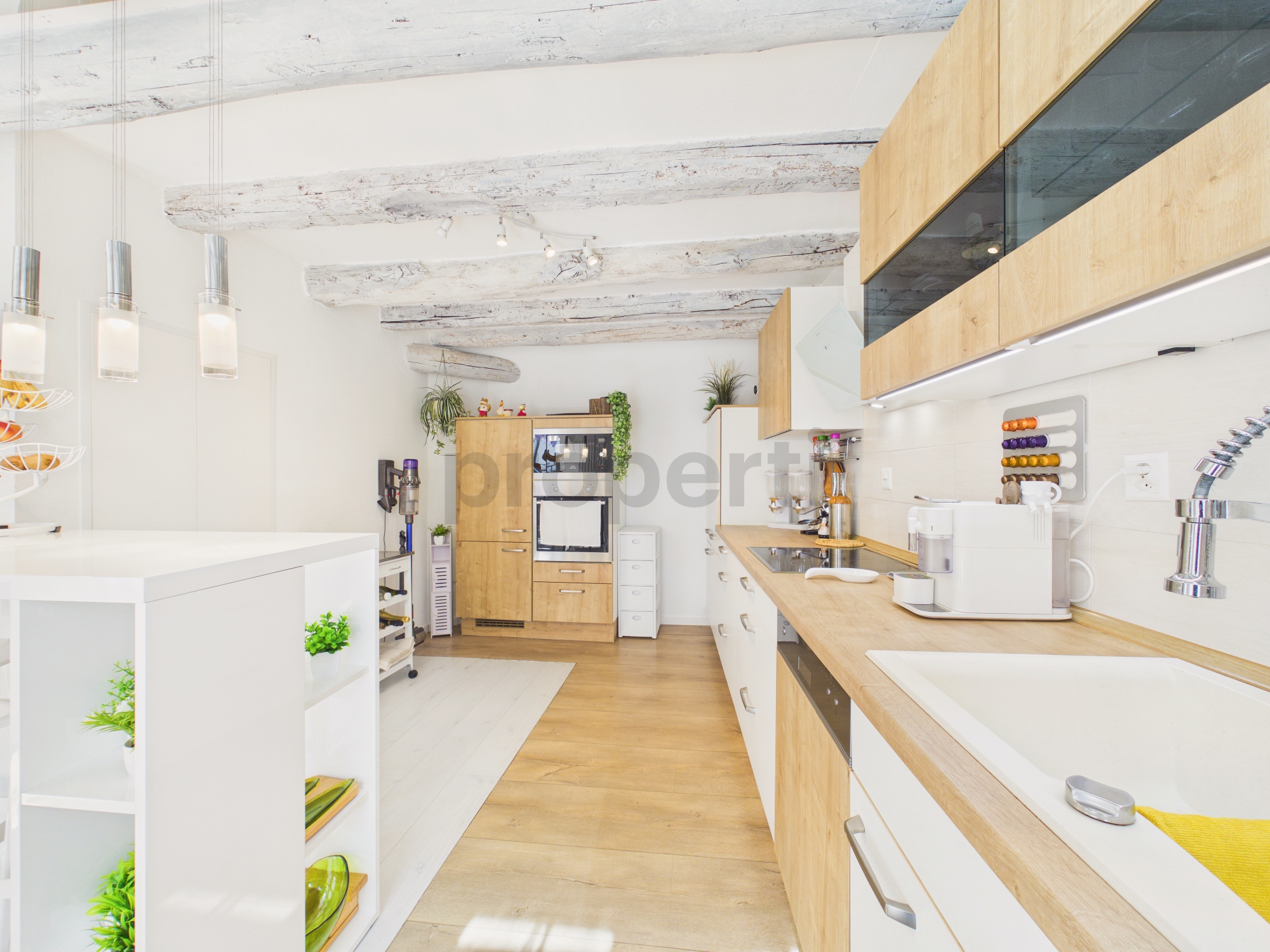 Helle, moderne Küche mit sichtbaren Holzbalken