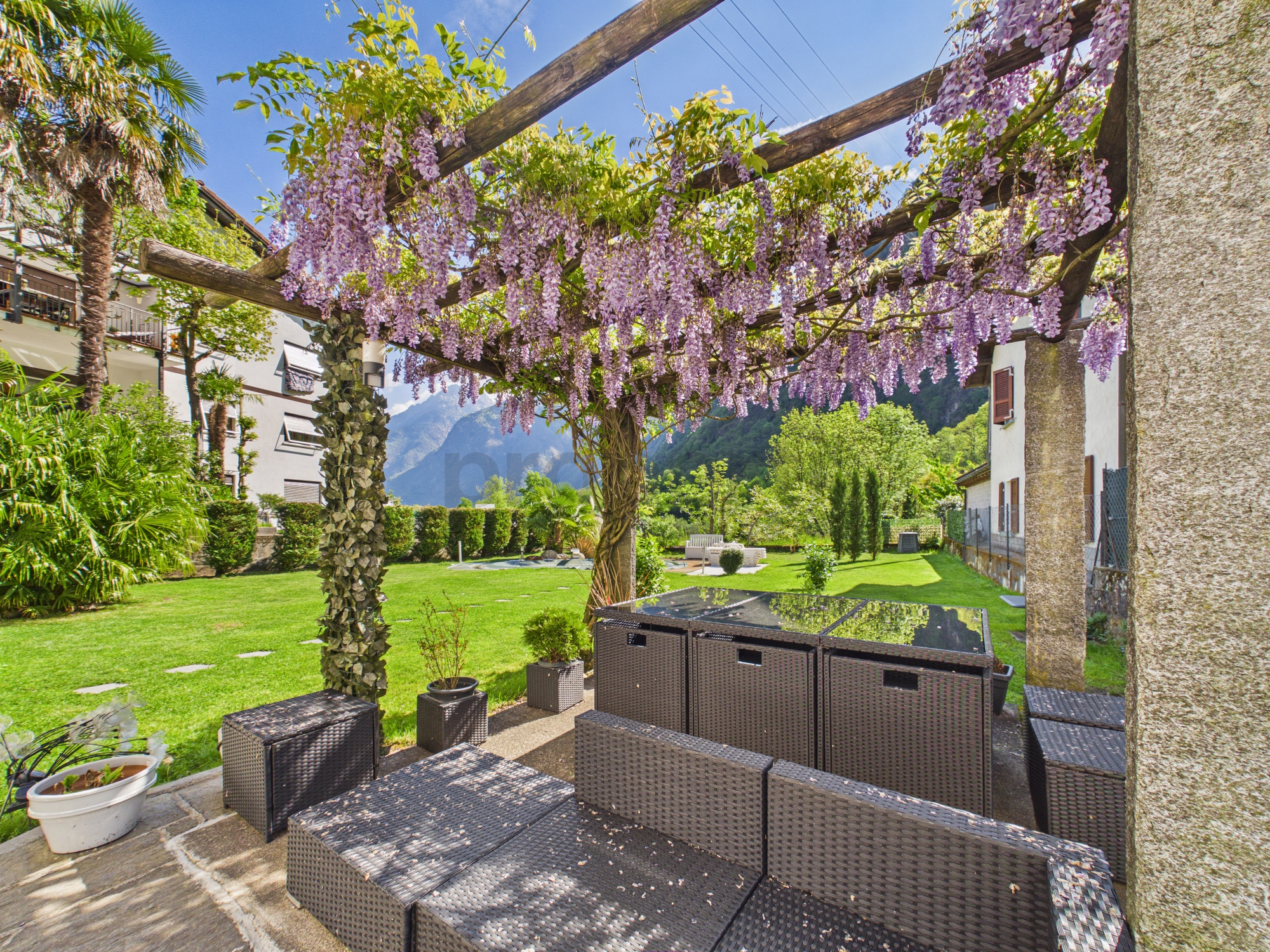Gartenterrasse mit Bergblick