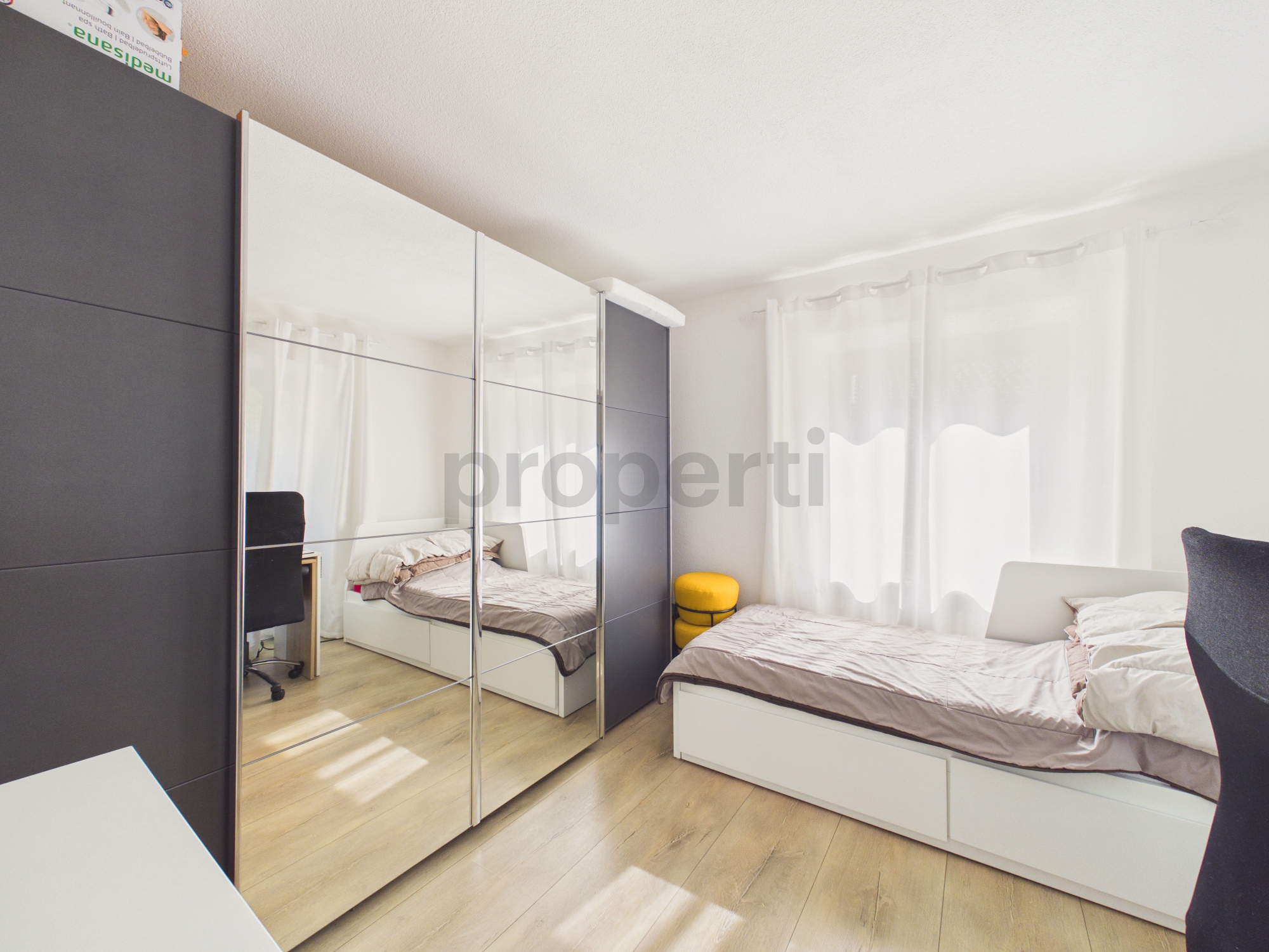 Modernes Schlafzimmer mit Einbauschrank und Doppelbett