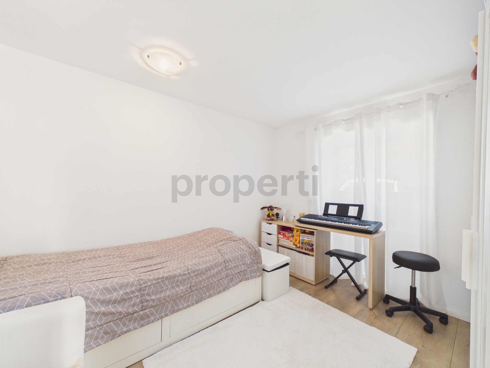 Helles kleines Schlafzimmer mit Arbeitsbereich