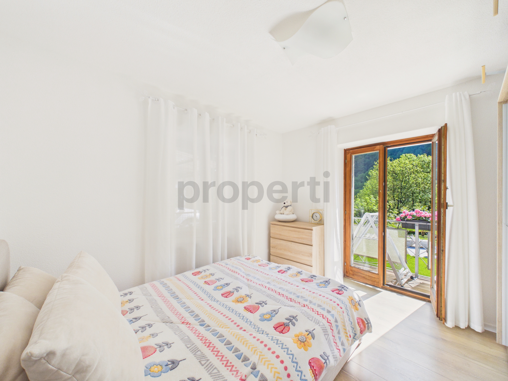 Helles Schlafzimmer mit Balkonzugang