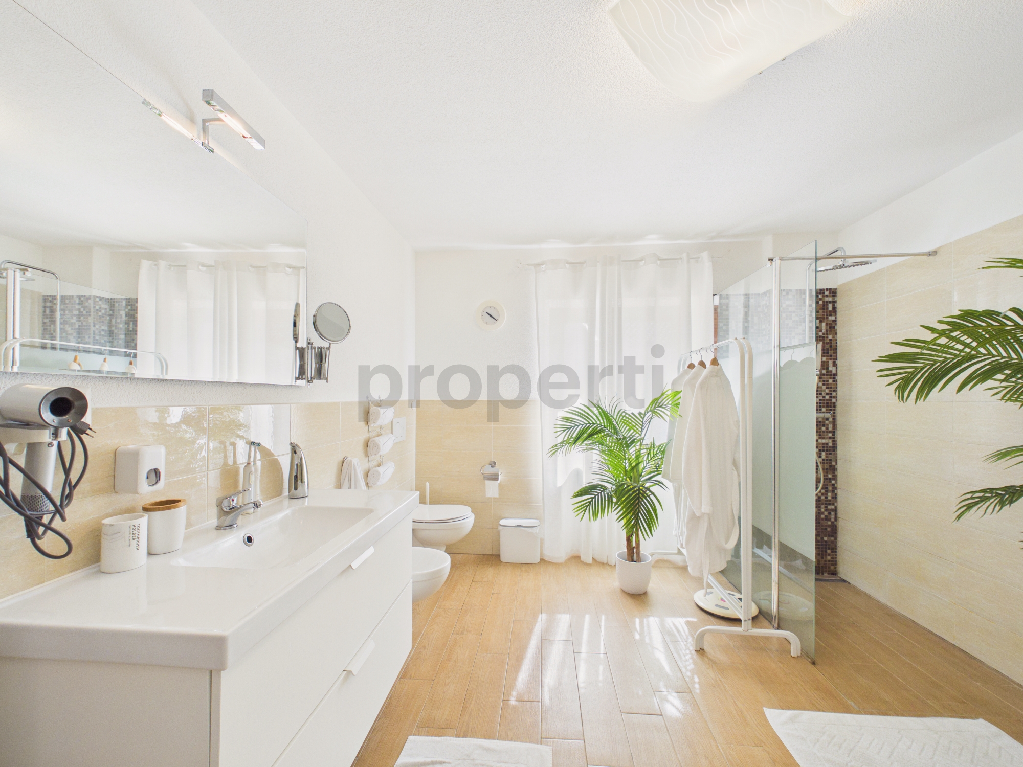 Helles modernes Badezimmer mit begehbarer Dusche